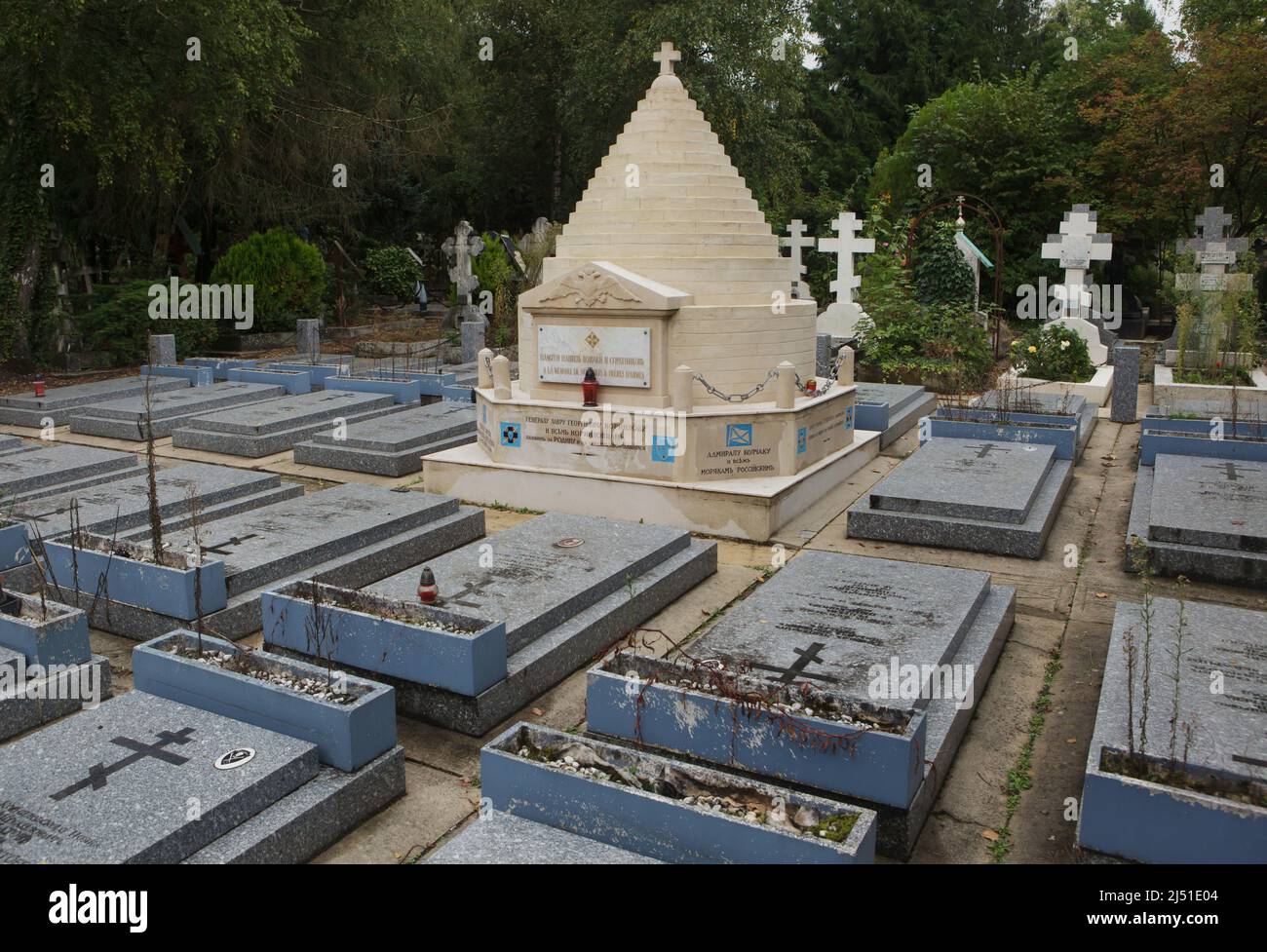 Gallipoli-Denkmal über den Gräbern russischer Emigranten auf dem russischen Friedhof in Sainte-Geneviève-des-Bois (Cimetière russe de Sainte-Geneviève-des-Bois) in der Nähe von Paris, Frankreich. Im November 1920, nach der Niederlage im russischen Bürgerkrieg, wurde die russische Weiße Armee von General Wrangel von der Krim auf die Halbinsel Gallipoli in der Türkei evakuiert. Russische Soldaten und ihre Familien verbrachten dort ein Jahr als Flüchtlinge, bevor sie in europäische Länder umziehen durften. Das Denkmal von Gallipoli wurde an diesem Ort zum Gedenken an den Aufenthalt in Gallipoli errichtet. Die kleinere Nachbildung des Gallipoli Memorial Designs Stockfoto