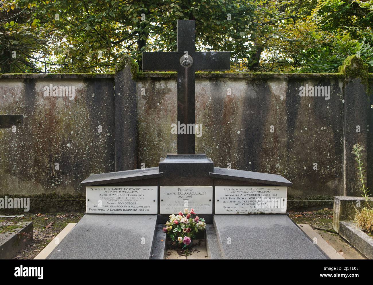 Grab des russischen Aristokraten und Staatsmannes Prinz Georgy Lvov (1861-1925) auf dem russischen Friedhof in Sainte-Geneviève-des-Bois (Cimetière russe de Sainte-Geneviève-des-Bois) in der Nähe von Paris, Frankreich. Vom 15. März bis zum 20. Juli 1917 war Prinz Georgij Lwow der erste Premierminister der russischen Provisorischen Regierung. Stockfoto