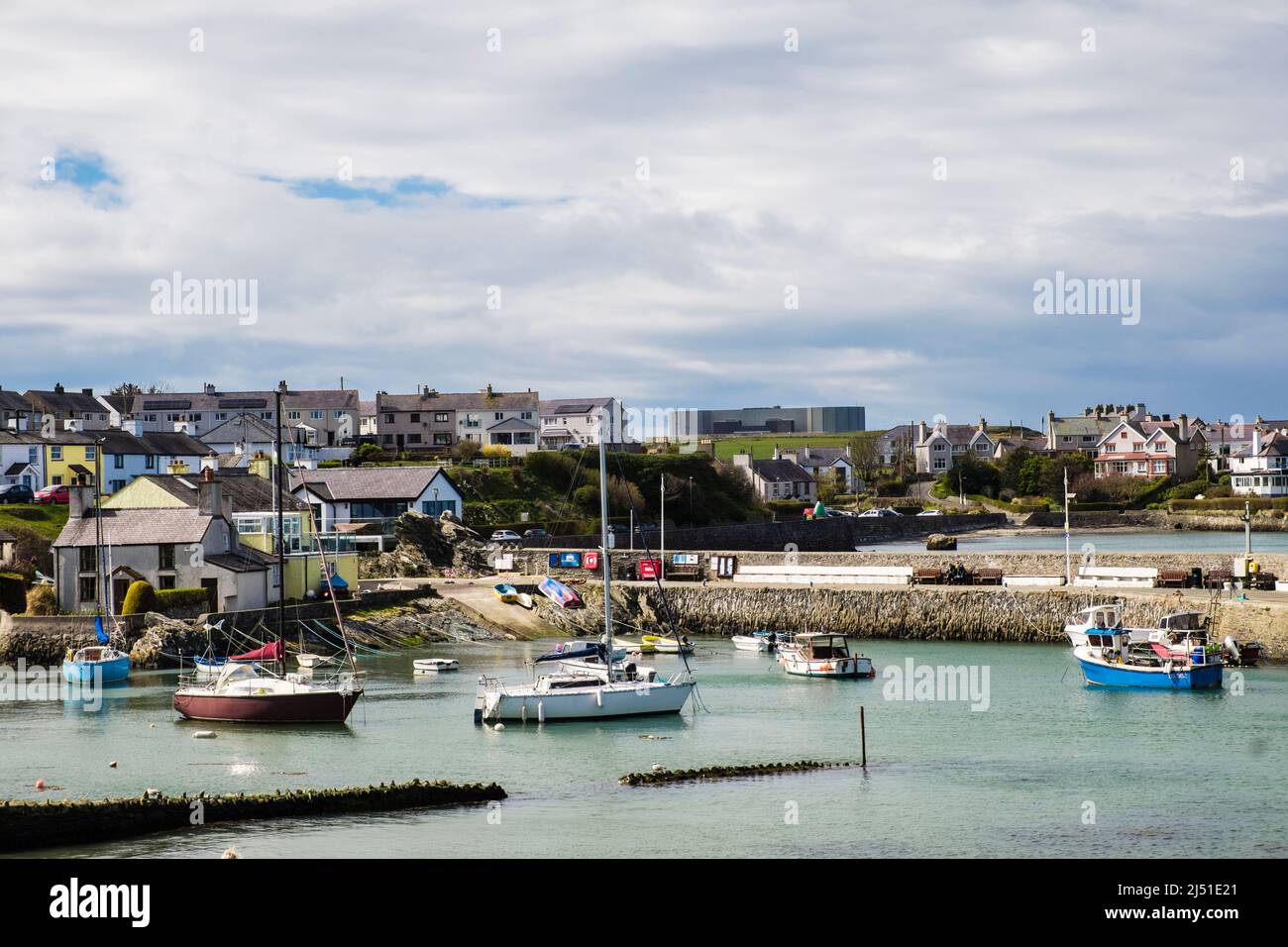 Boote, die bei Flut an der Nordküste im Hafen von Cemaes festgemacht wurden. Cemaes Bay, Cemaes, Isle of Anglesey, Nordwales, Großbritannien, Großbritannien Stockfoto