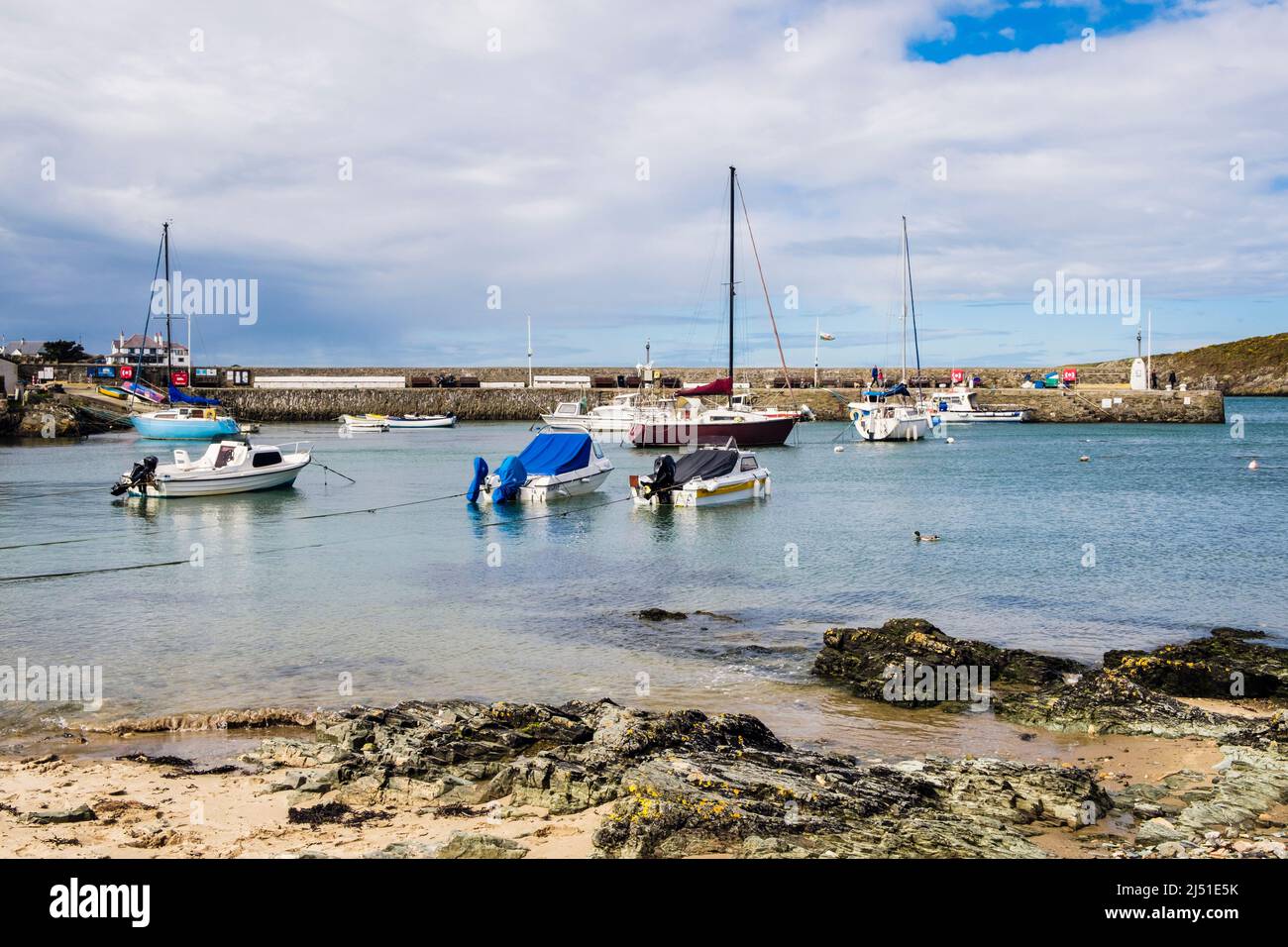 Boote, die bei Flut an der Nordküste im Hafen von Cemaes festgemacht wurden. Cemaes Bay, Cemaes, Isle of Anglesey, Nordwales, Großbritannien, Großbritannien Stockfoto