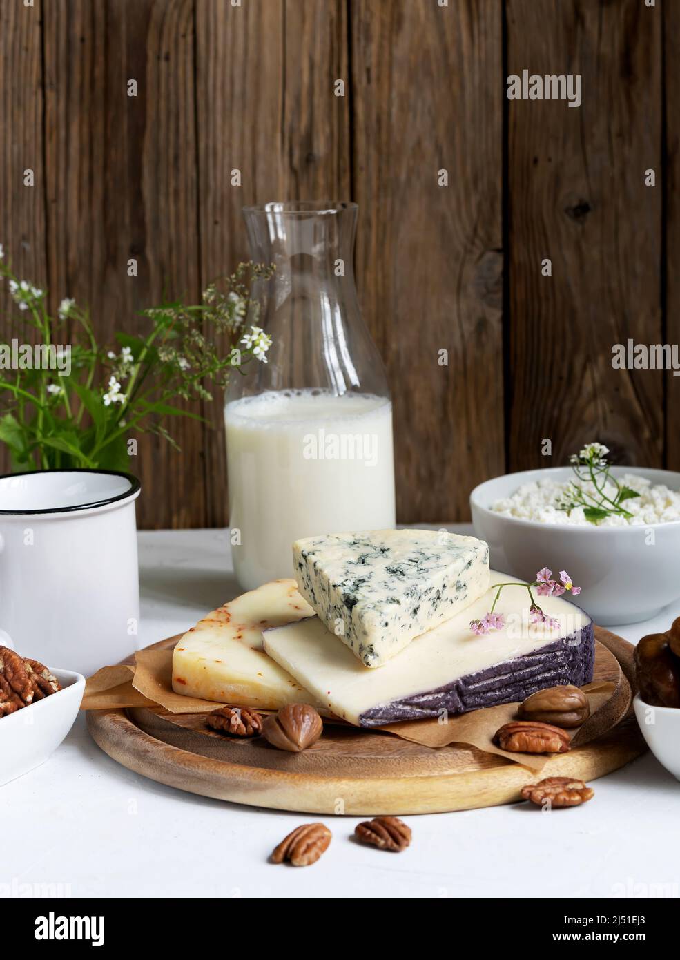 Käseplatte im rustikalen Stil. Milchviehbetriebe Bio-Produkte Stockfoto