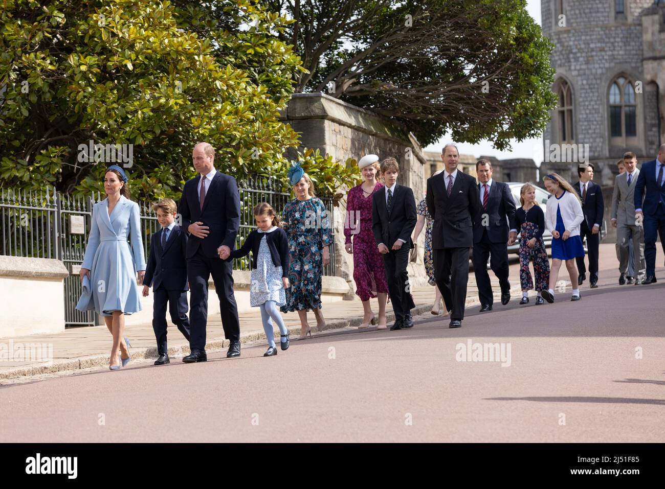 Mitglieder der königlichen Familie nehmen am Osterdienst in der St. George's Chapel, Windsor Castle, Berkshire, England, Großbritannien, Teil Stockfoto