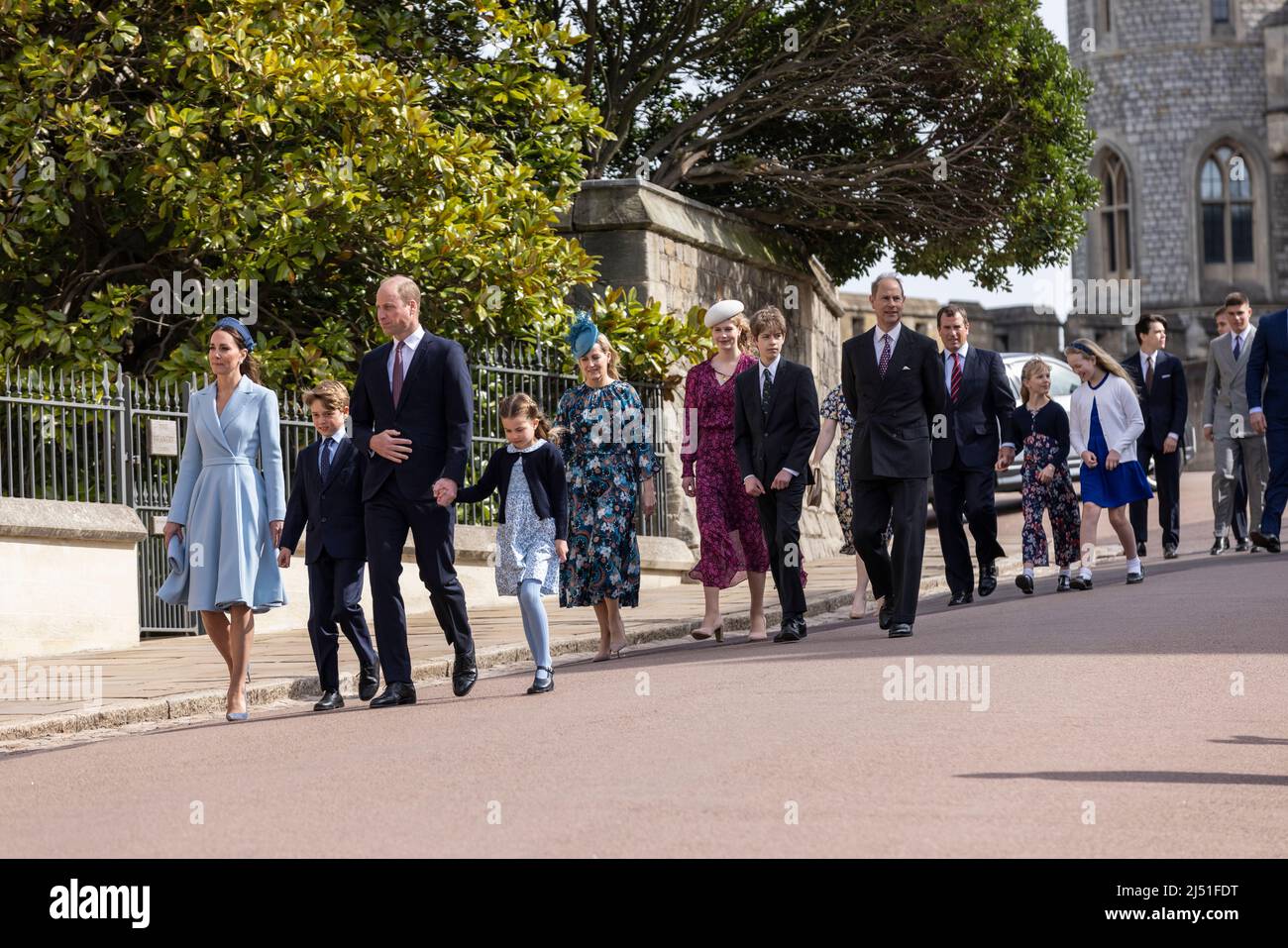 Herzog und Herzogin von Cambridge mit Mitgliedern der königlichen Familie nehmen am Osterdienst in St. George's Chapel, Windsor Castle, Berkshire, England, Großbritannien, Teil Stockfoto