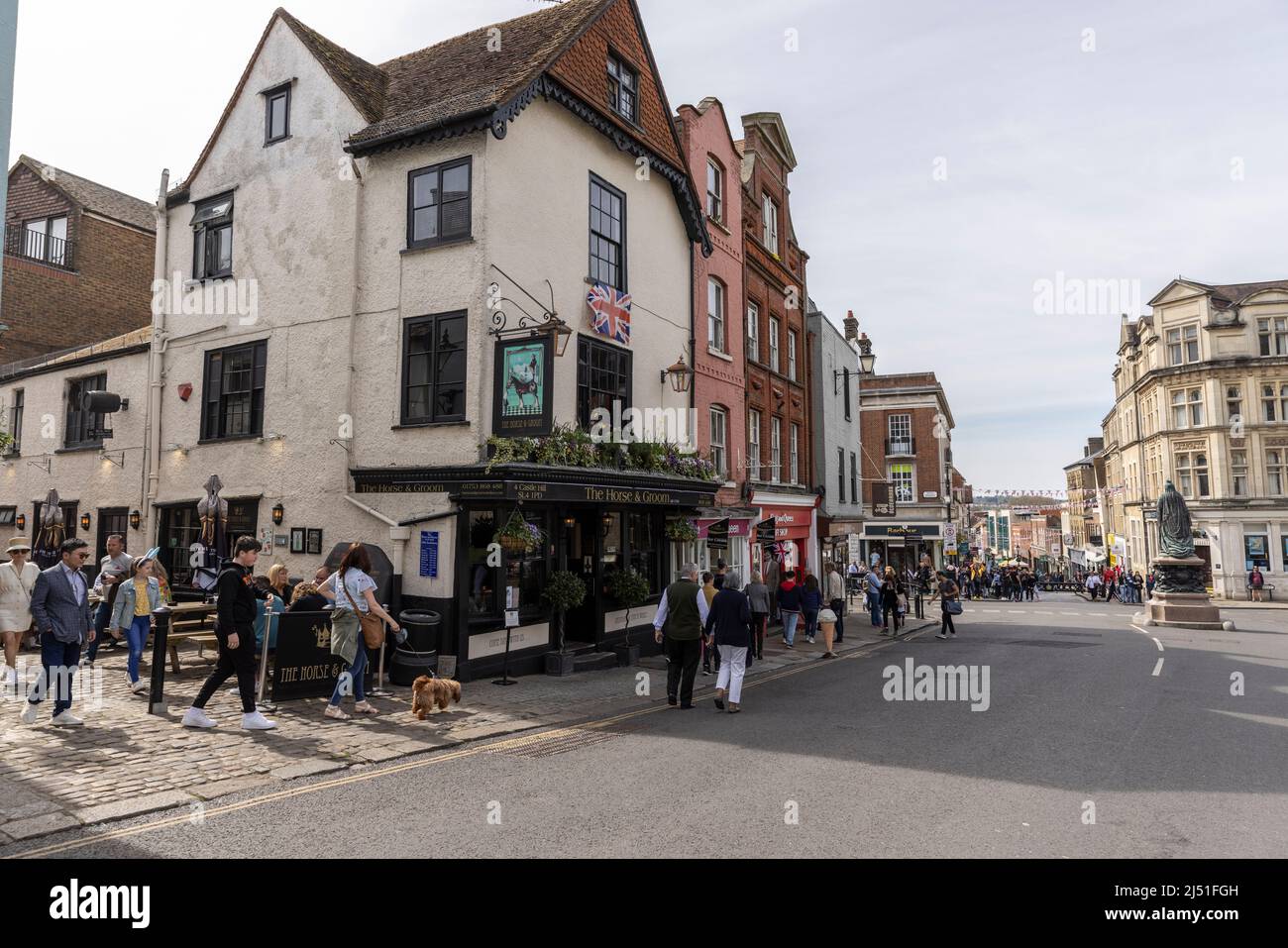 Mitglieder der königlichen Familie nehmen am Osterdienst in der St. George's Chapel, Windsor Castle, Berkshire, England, Großbritannien, Teil Stockfoto