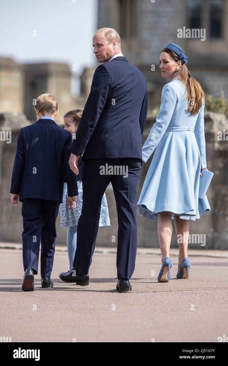 Herzog und Herzogin von Cambridge mit Mitgliedern der königlichen Familie nehmen am Osterdienst in St. George's Chapel, Windsor Castle, Berkshire, England, Großbritannien, Teil Stockfoto