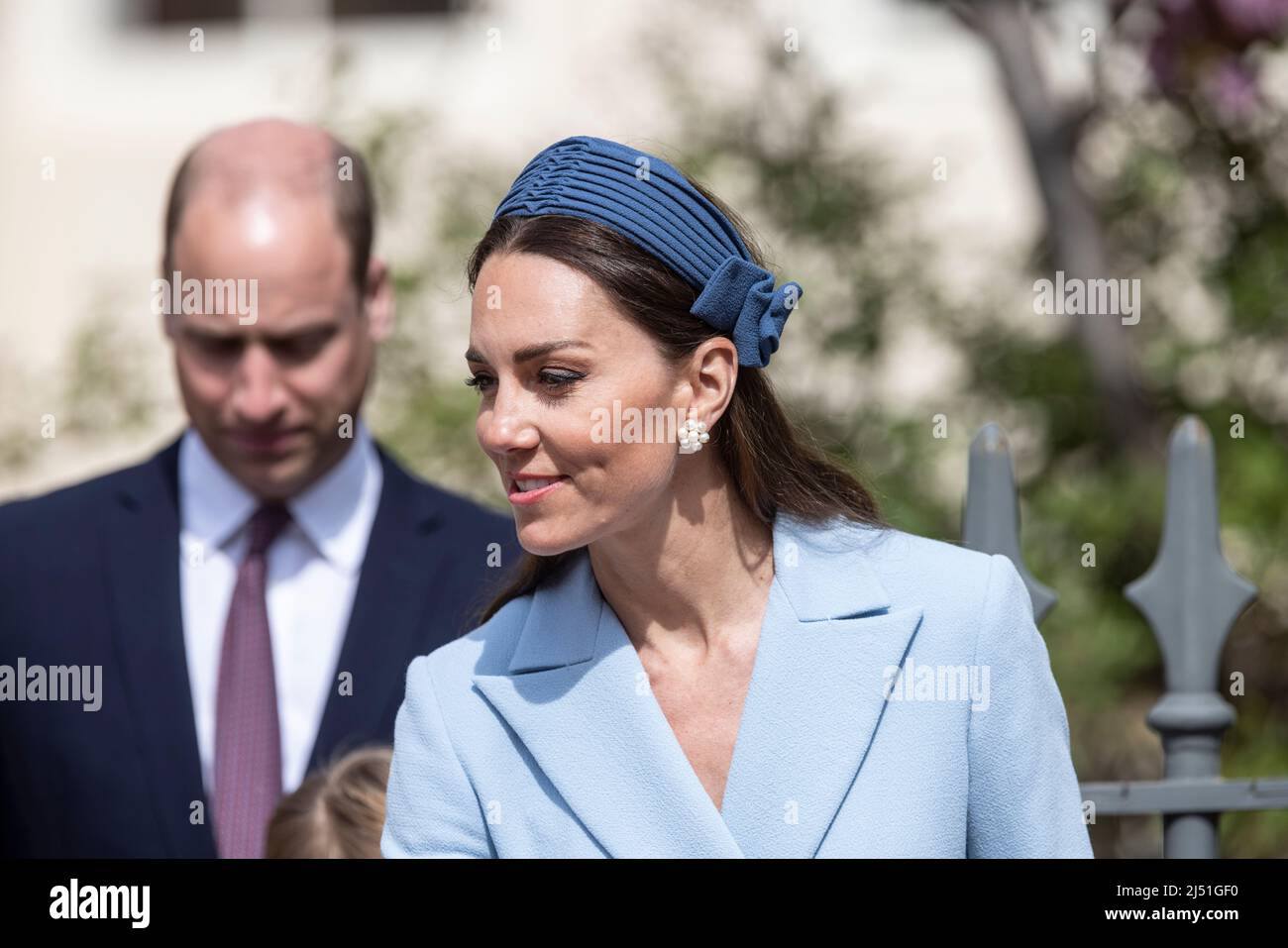 Herzog und Herzogin von Cambridge mit Mitgliedern der königlichen Familie nehmen am Osterdienst in St. George's Chapel, Windsor Castle, Berkshire, England, Großbritannien, Teil Stockfoto