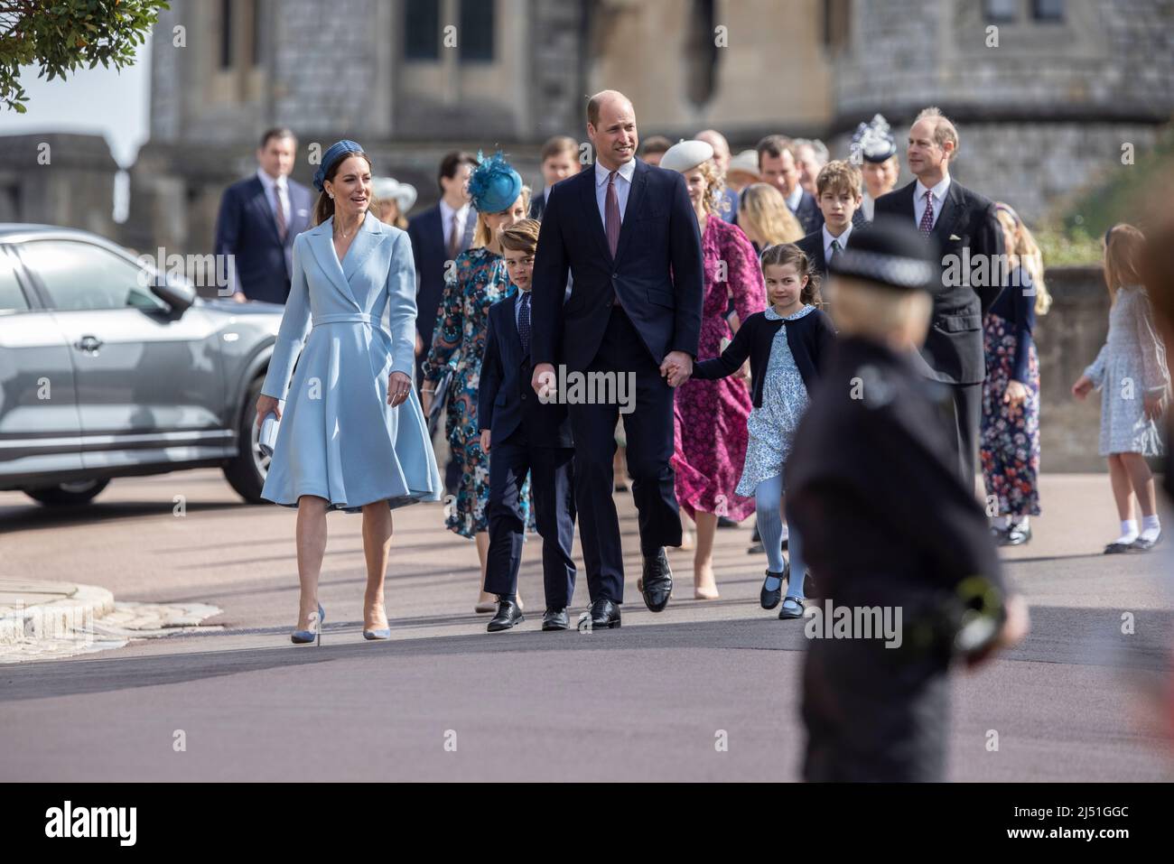 Herzog und Herzogin von Cambridge mit Mitgliedern der königlichen Familie nehmen am Osterdienst in St. George's Chapel, Windsor Castle, Berkshire, England, Großbritannien, Teil Stockfoto