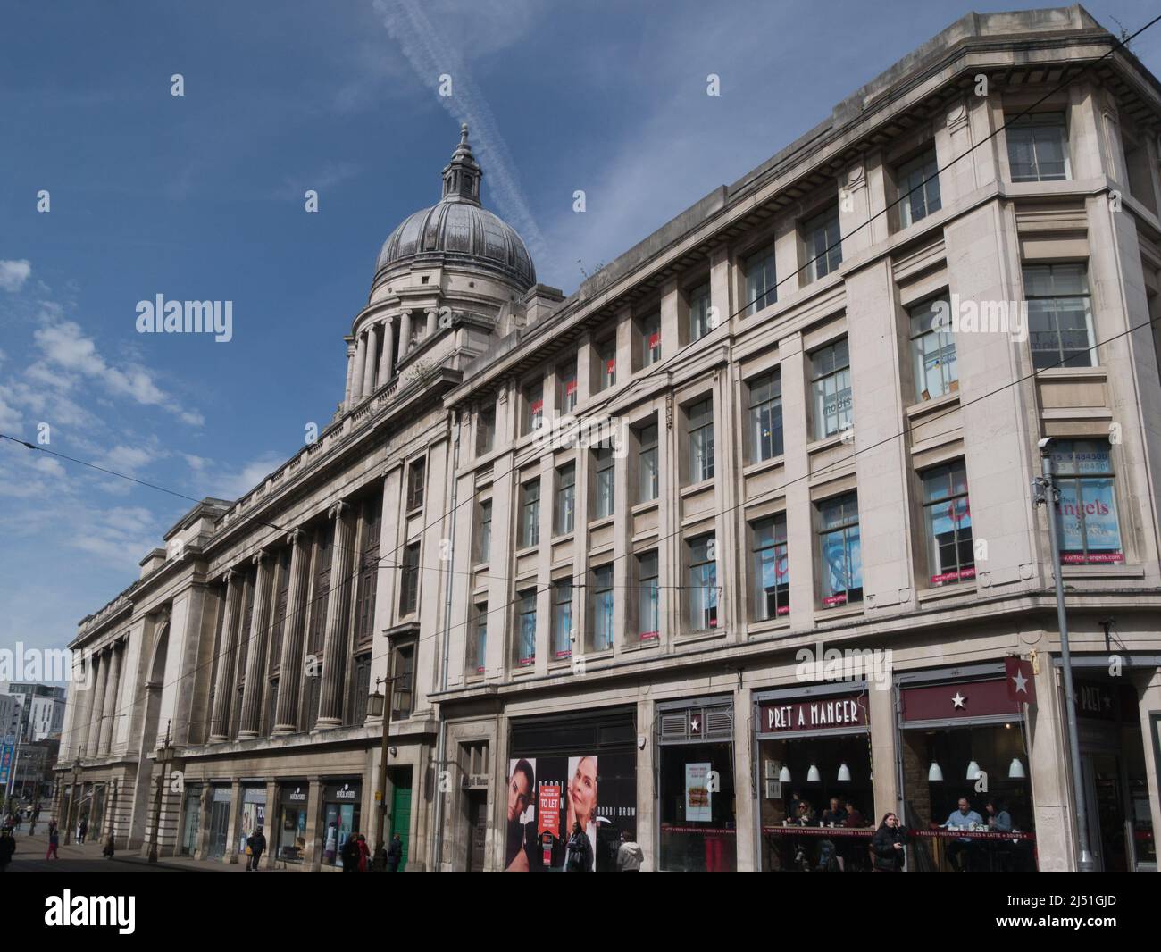 Blick auf Cheapside zum Old Market Square Nottingham England, Großbritannien, mit einer Kuppel des Council House, die vor blauem Himmel silhouettiert ist Stockfoto