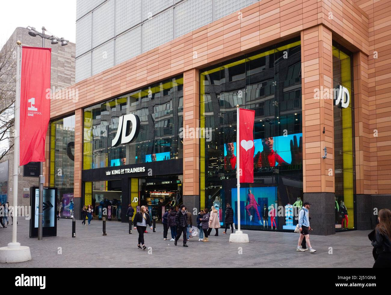 Die großen J D-Trainer kaufen im Liverpool 1 Shopping Complex ein Stockfoto