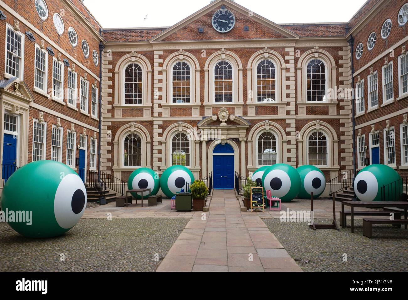 Die Galerie Bluecoat in Liverpool mit Bruce Aspestos' Werk Eye of Newt in the Courtyard Stockfoto