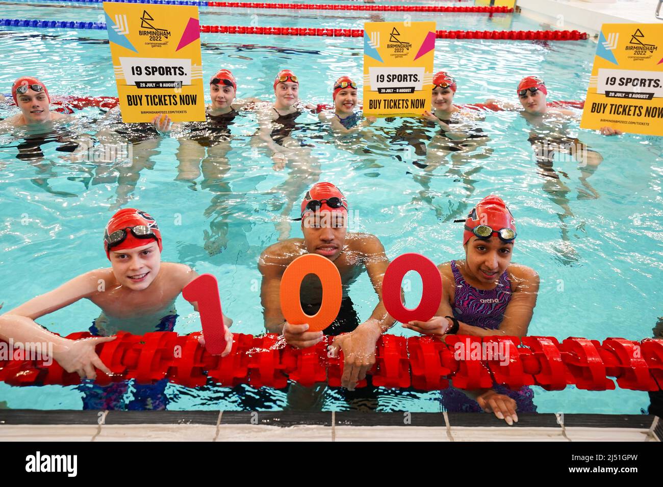 Schwimmer vom Oldbury Swimming Club halten im Sandwell Aquatics Centre