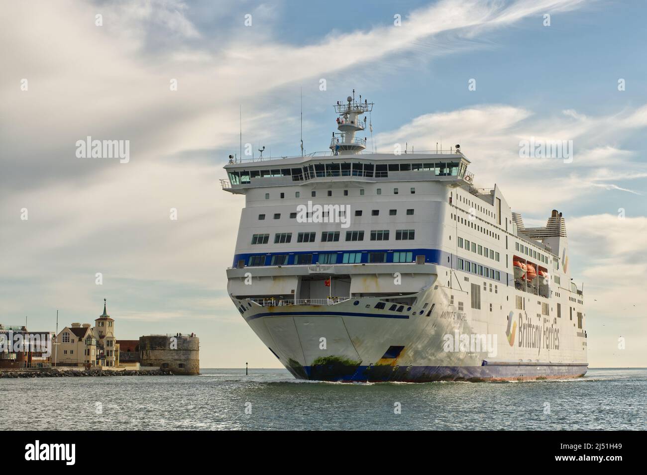 Brittany Ferries Autofähre 'Mont St. Michel' in Portsmouth, Hampshire, England. Mit Gewürzinsel und dem Solent im Hintergrund. Stockfoto