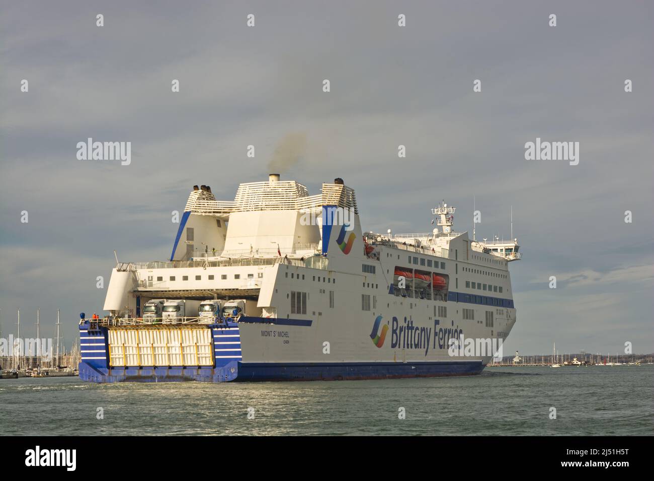 Brittany Ferries Autofähre 'Mont St. Michel' nähert sich dem Hafen in Portsmouth, Hampshire, England. Vom Boot aus gesehen auf dem Wasser. Stockfoto