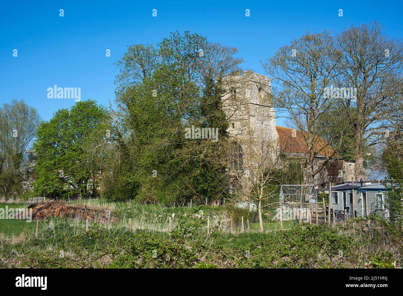 Der Kirchturm von Snargate auf Romney Marsh, Kent, Südostengland, befindet sich im Frühling Stockfoto