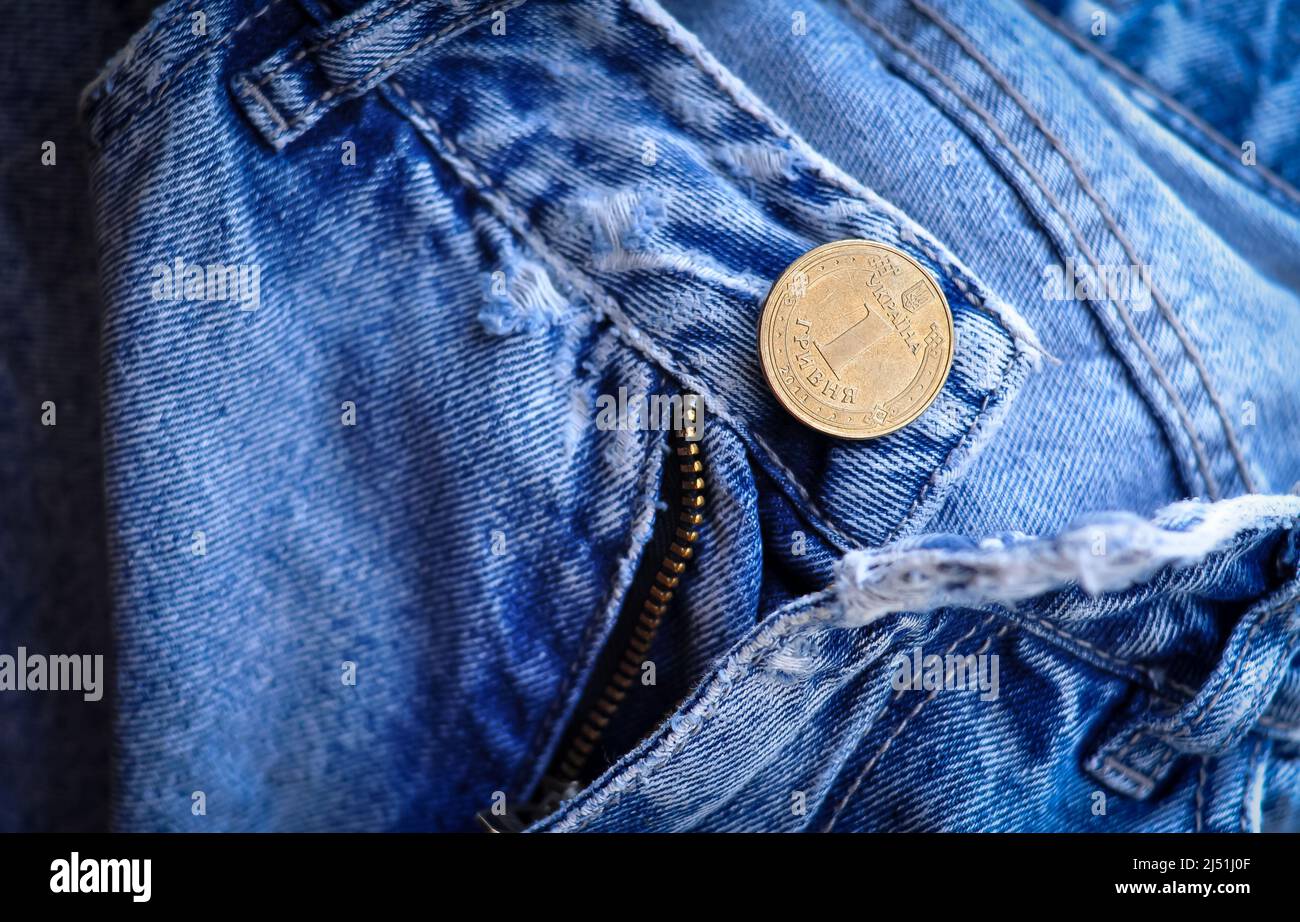 Teil der Jeansjacke mit goldenen Münz-Manschettenknöpfen und Knöpfen Stockfoto