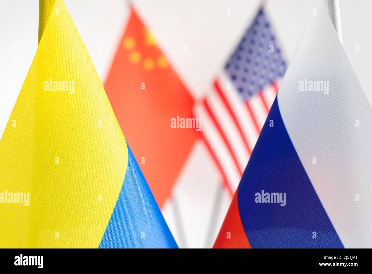 Staatsflagge von Russland und der Ukraine. China USA Flaggen auf dem Hintergrund. Russischer ukrainischer Kriegskonflikt Stockfoto