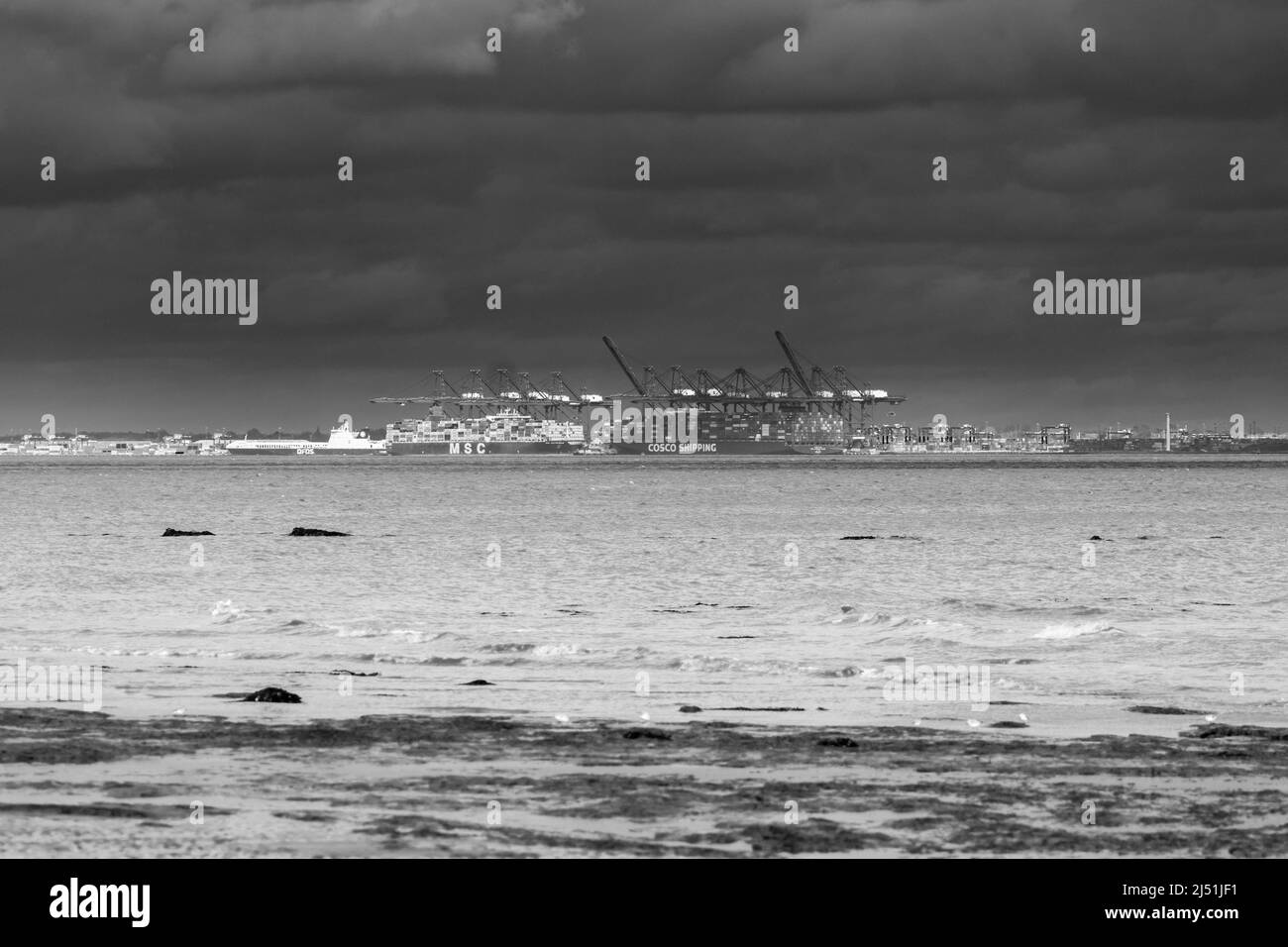 Hafen von Harwich vom Naze Beach aus gesehen, Walton am Naze Essex England. Februar 2022. Stockfoto