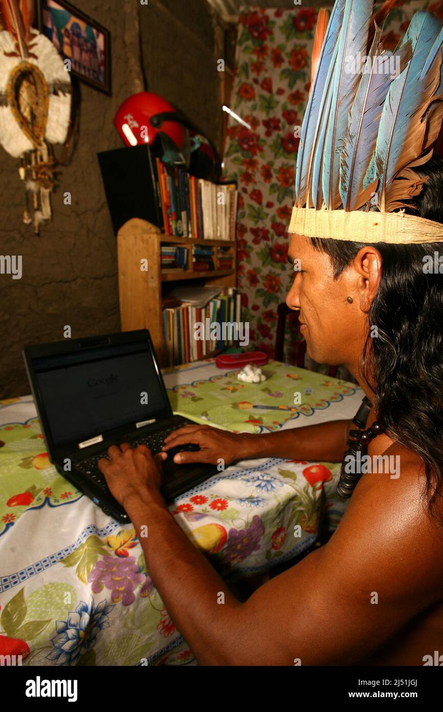 Itaju do colinia, bahia, brasilien - 29. november 2011: indio da etinia pataxo ha ha hae nutzt ein Notebook, um in seinem Dorf auf das Internet zuzugreifen. Stockfoto