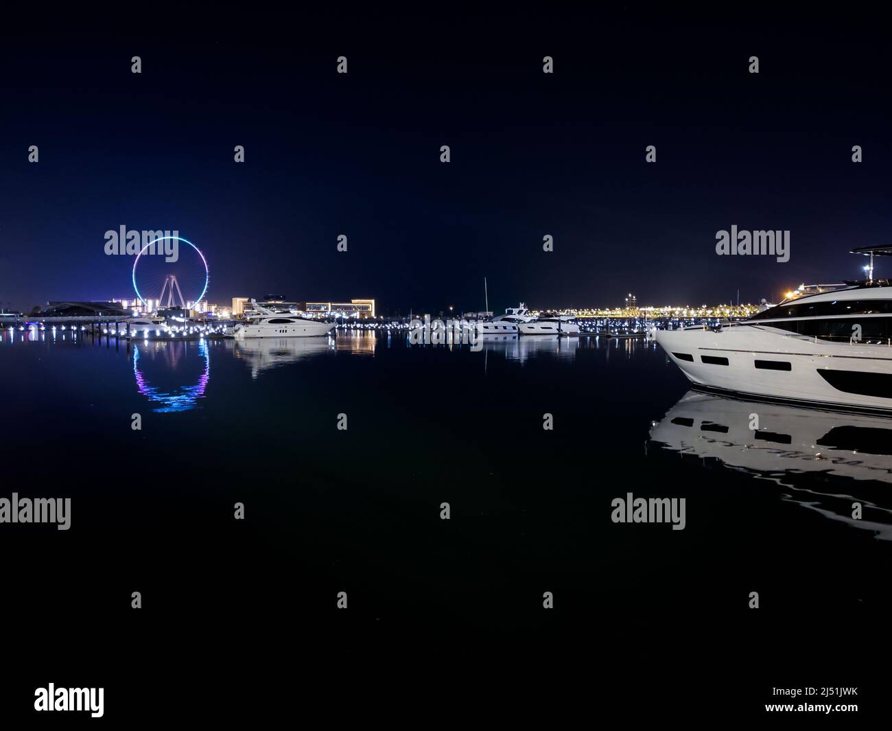 Nachtansicht des Yachthafens in Dubai, Vereinigte Arabische Emirate. Stockfoto