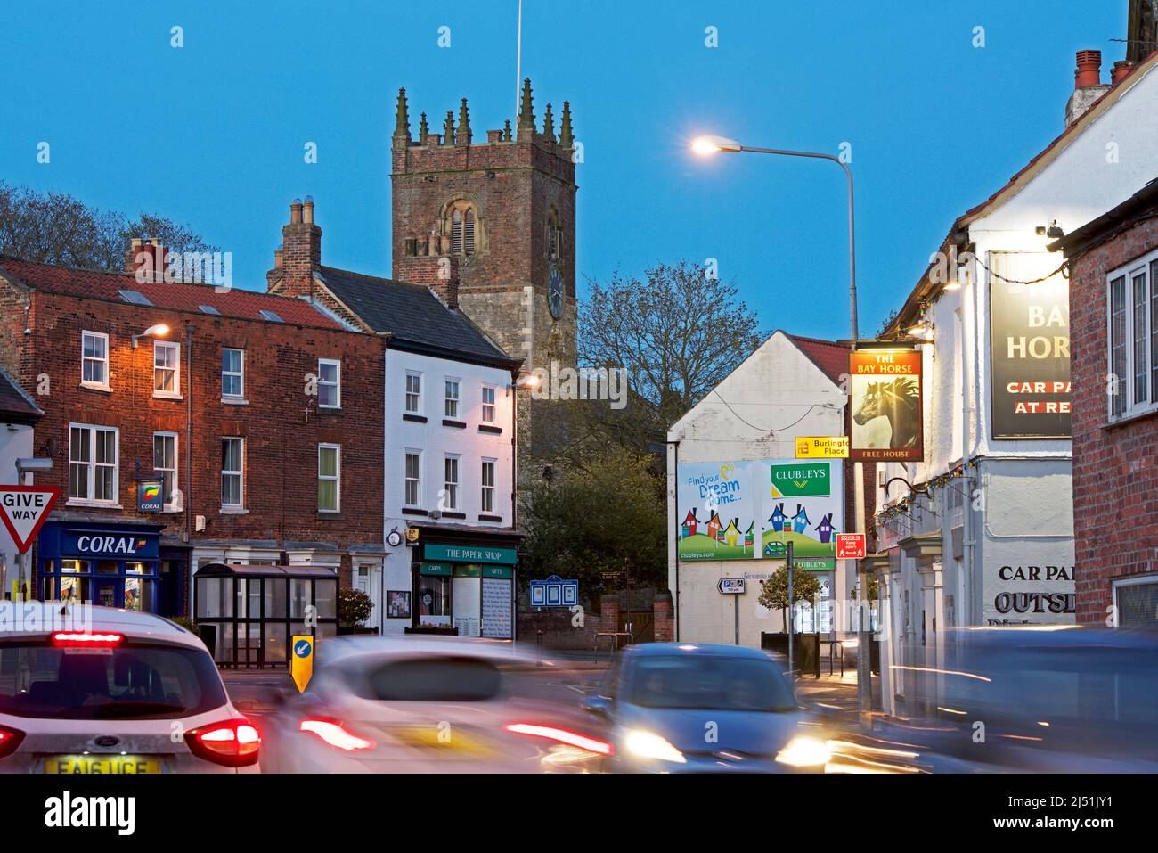 Verkehr in Market Weighton in der Abenddämmerung, East Yorkshire, England Großbritannien Stockfoto