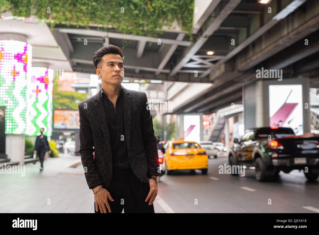 Porträt eines gutaussehenden jungen Geschäftsmannes in der Stadt Stockfoto