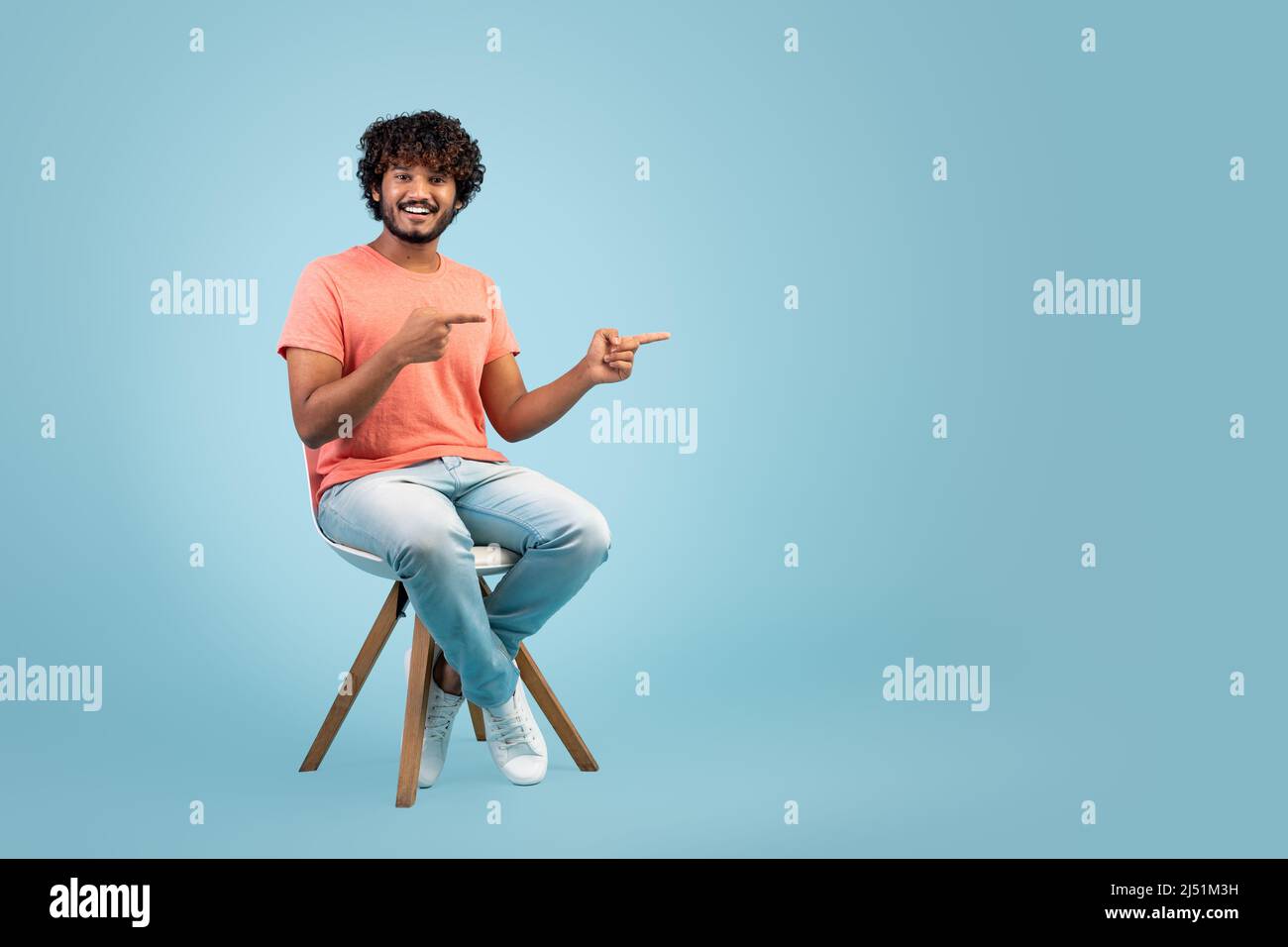 Positiver Typ aus dem Nahen Osten, der auf den Kopierbereich zeigt Stockfoto