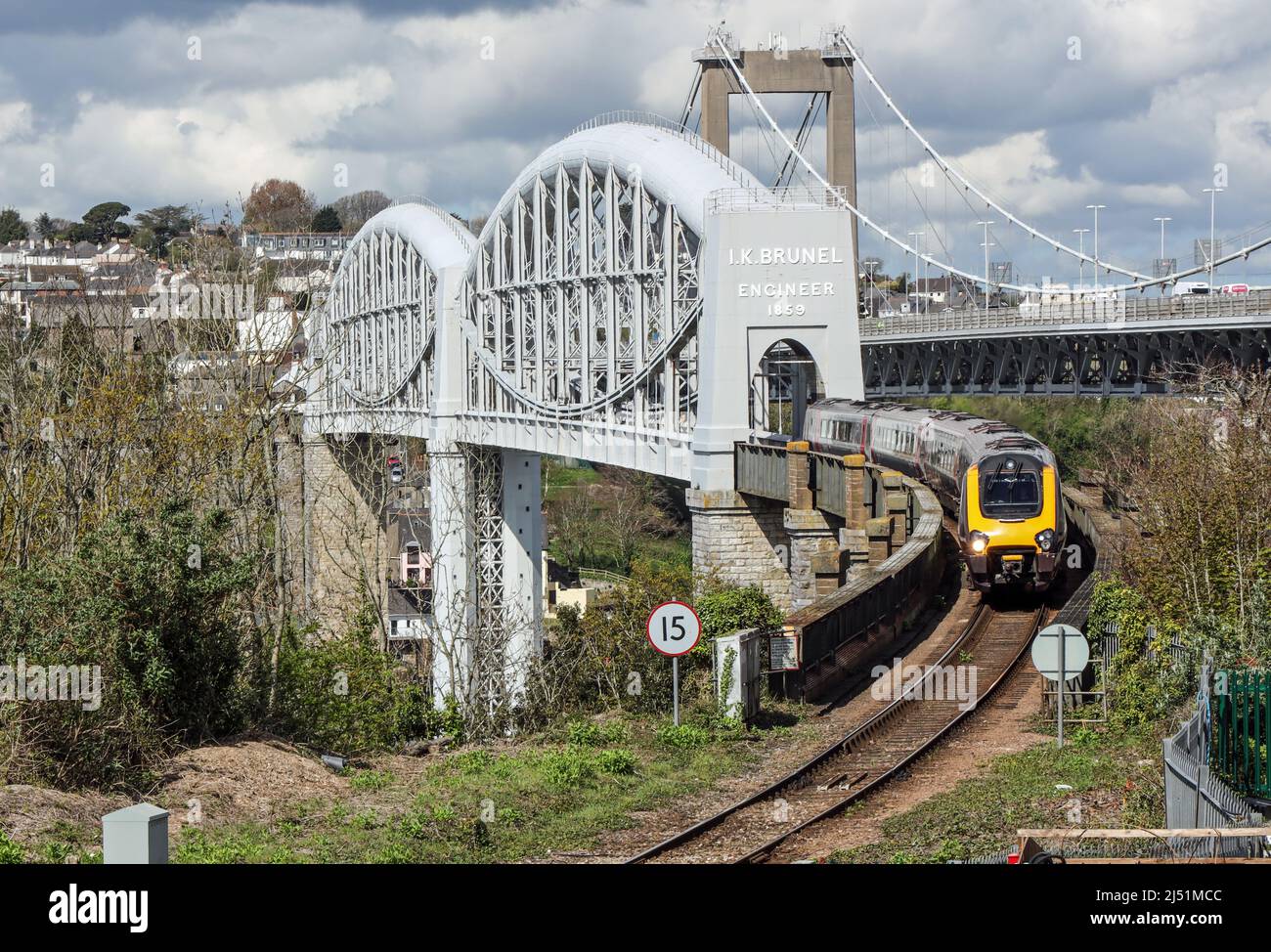 Ein Cross Country Zug, der nach der Überqueren der Royal Albert Bridge in Devon ankommt. Die Brücke ist eine eingleisige historische Eisenbahnbrücke, die Devon verbindet Stockfoto