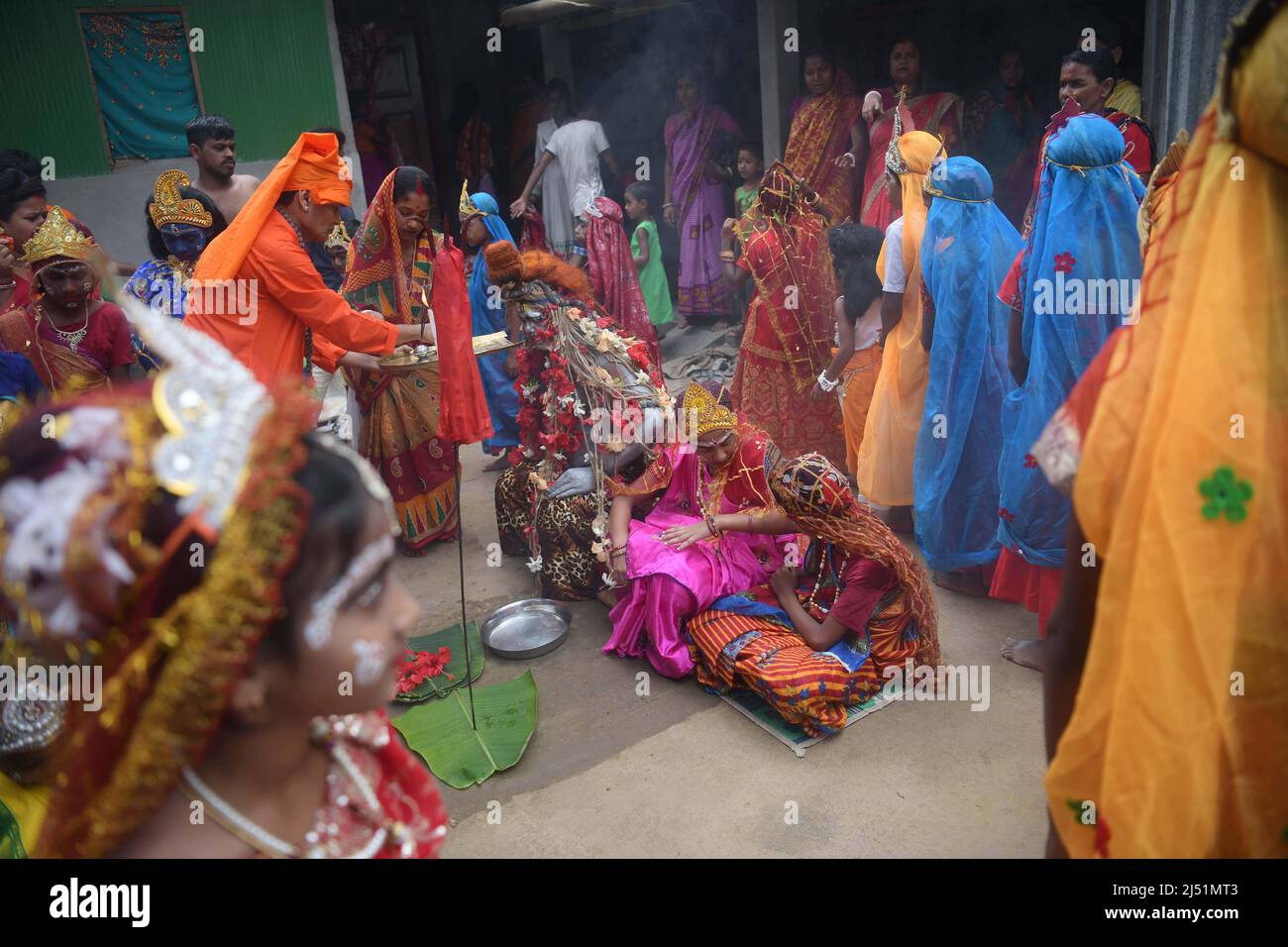 Volkskünstler, die bei den Ritualen von Shiver Gajan auftreten, einem traditionellen hinduistischen Volksfest vor der Ernte am Stadtrand von Agartala. Tripura, Indien. Stockfoto