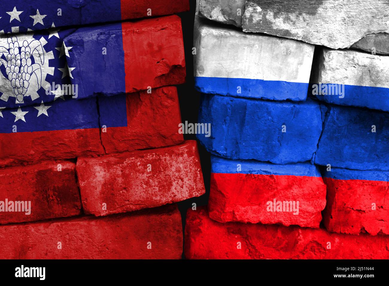 Konzept der Beziehung zwischen Myanmar, Burma und Russland mit zwei bemalten Fahnen auf einer beschädigten Ziegelwand Stockfoto