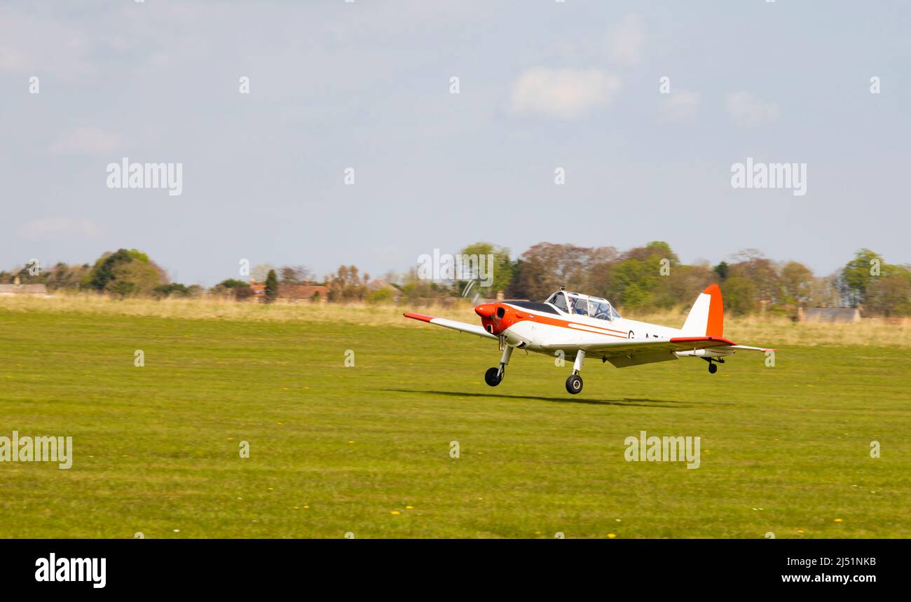 De Havilland DHC-1 Chipmunk, G-ATZK. Erbaut 1951, ab WD327. Modifikation des Lycoming-Motors. Auf Gras. Stockfoto