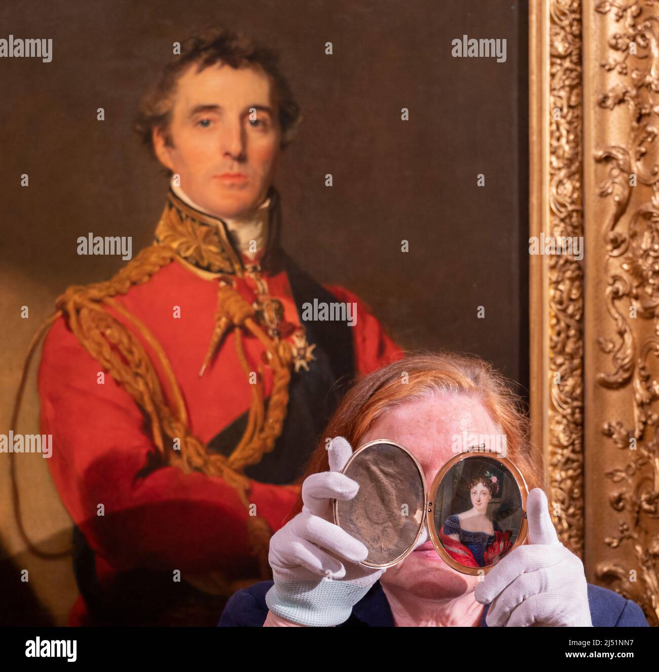 Apsley House, London, Großbritannien. 19. April 2022. Wellington, Women and Friendship: Wellington, Women and Friendship (21. Apr-30. Okt 2022) präsentiert mit Briefen, Porträts und Leihgaben aus öffentlichen und privaten Sammlungen ein intimes Bild des öffentlichen Lebens und enthüllt Wellingtons sozialen Kreis, die Ehe und wie seine Freundschaften mit Frauen manchmal Gerüchte und Klatsch hervorrufen könnten. Die Ausstellung zeigt rund 15 Werke, darunter Gemälde, Miniaturen, Zeichnungen und bisher unveröffentlichte Briefe, sowie zeitgenössische Cartoons, die uns einen Blick in die Welt des Promi-Klatsches geben. Bild: Miniatur Stockfoto