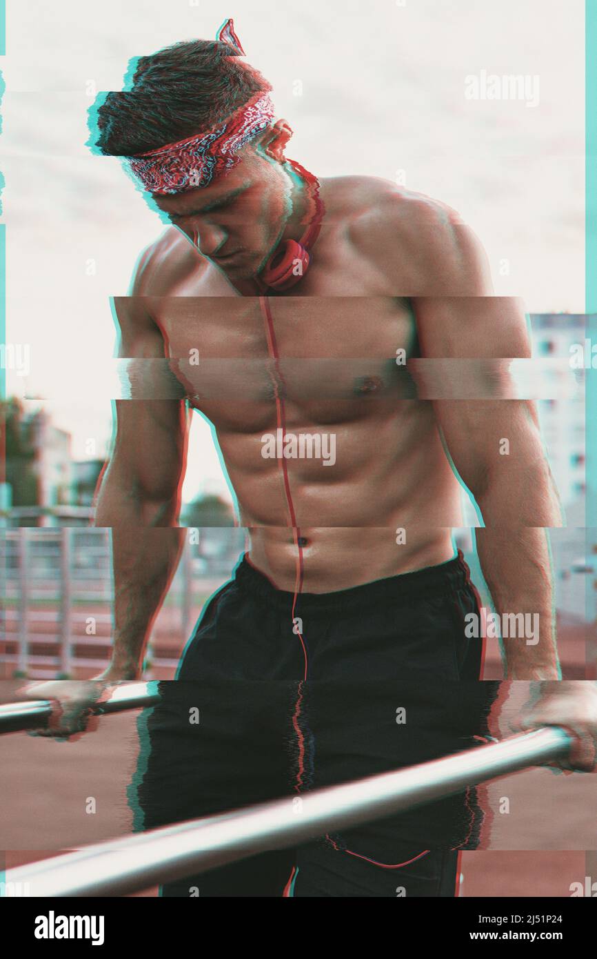 Foto eines muskulösen Mannes auf der Straße mit einem lauten VHS-Glitch-Effekt Stockfoto