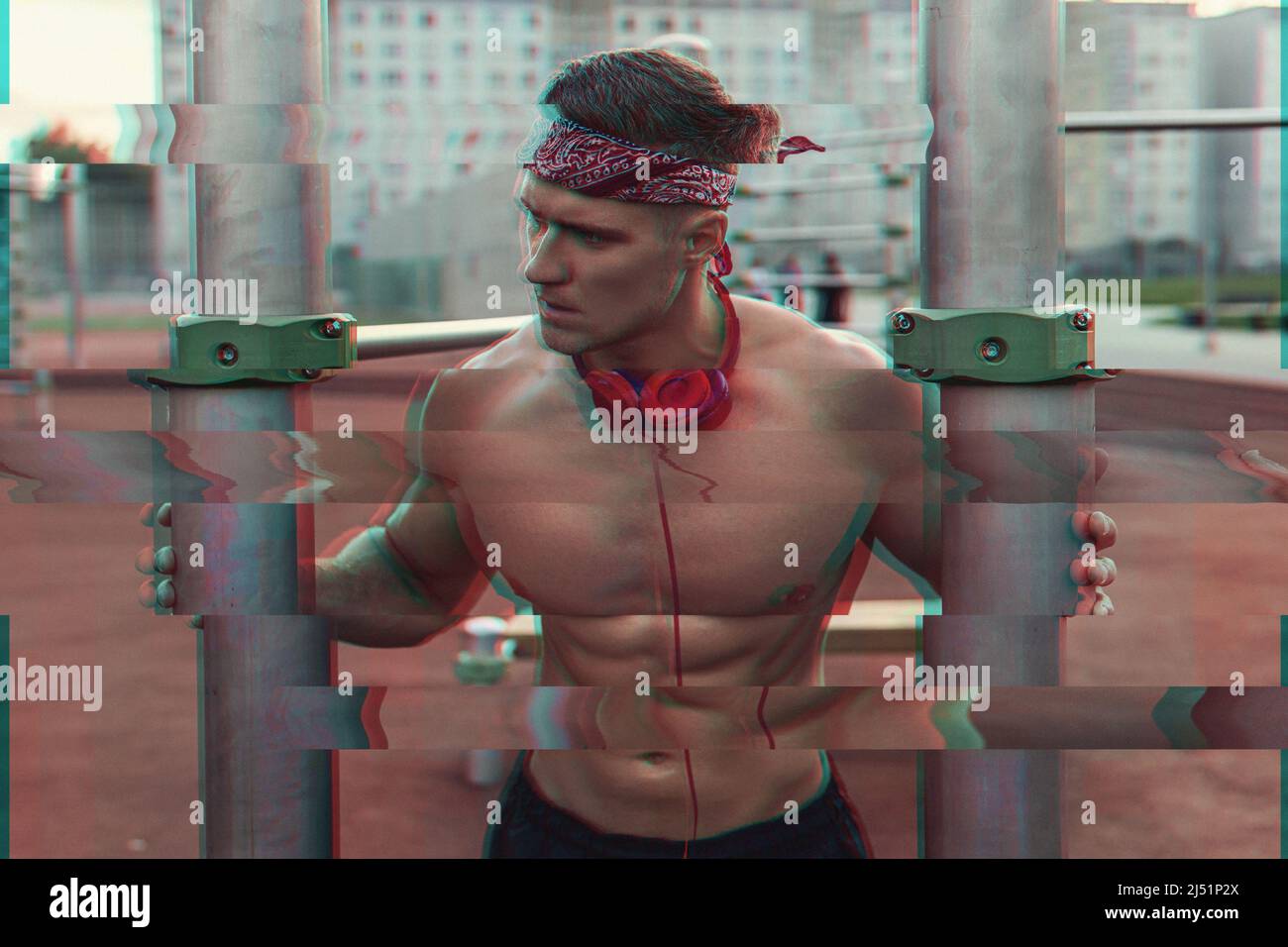 Foto eines muskulösen Mannes auf der Straße mit einem lauten VHS-Glitch-Effekt Stockfoto