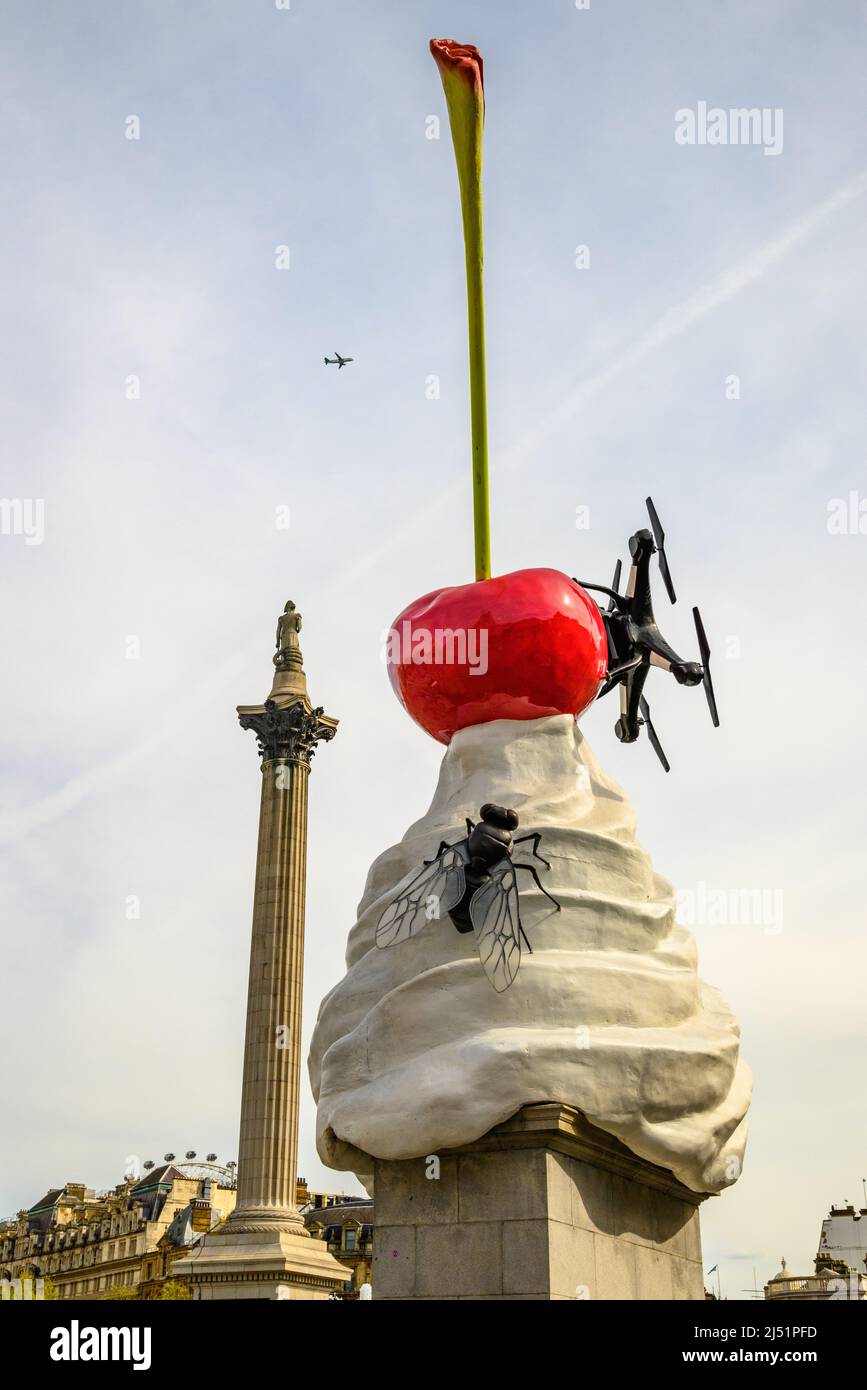 „The End“, eine riesige Eiscreme mit einer Skulptur aus Kirsche, Fliege und Drohne auf dem vierten Sockel, Trafalgar Square, London, Großbritannien Stockfoto