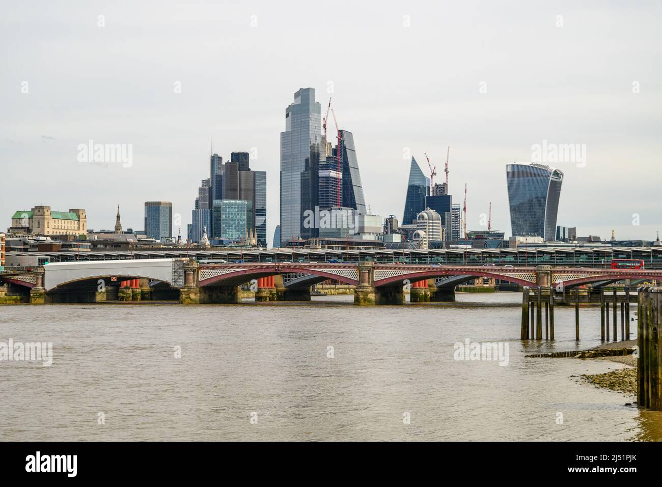 Skyline von London City und Themse, Großbritannien, April 2022 Stockfoto