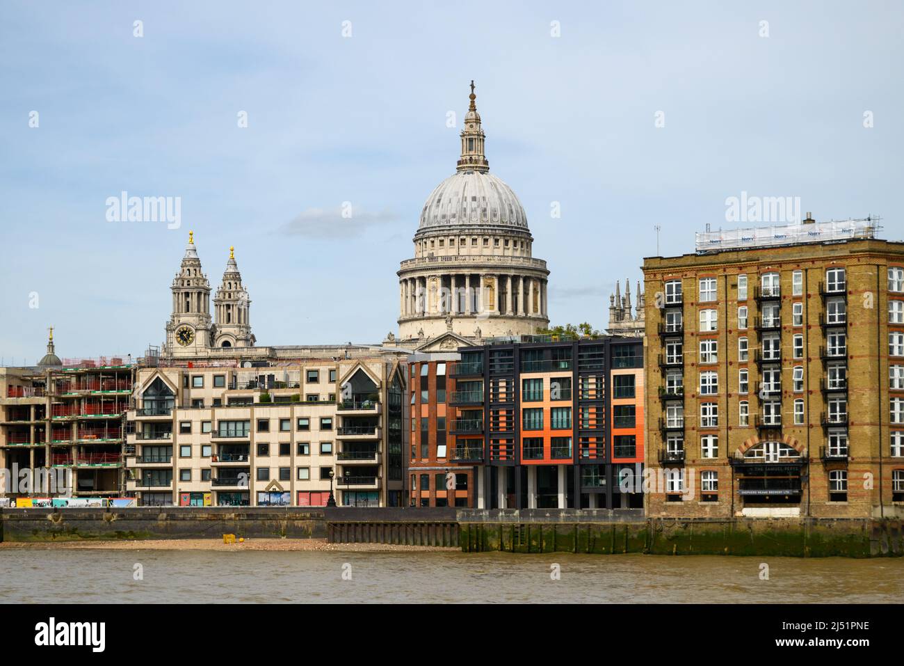 St. Pauls Cathedral Kuppel über Büros und Wohngebäuden, Blick von South Bank, London, Großbritannien, April Stockfoto