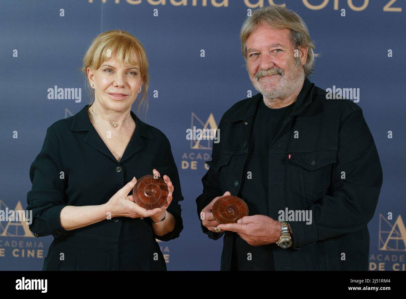 Madrid, Spanien. 19. April 2022. Die Schauspielerin Cecilia Roth und der Schauspieler Jorge Perugorría erhalten die Goldenen Medaillen der spanischen Filmakademie in Madrid. Kredit: SOPA Images Limited/Alamy Live Nachrichten Stockfoto