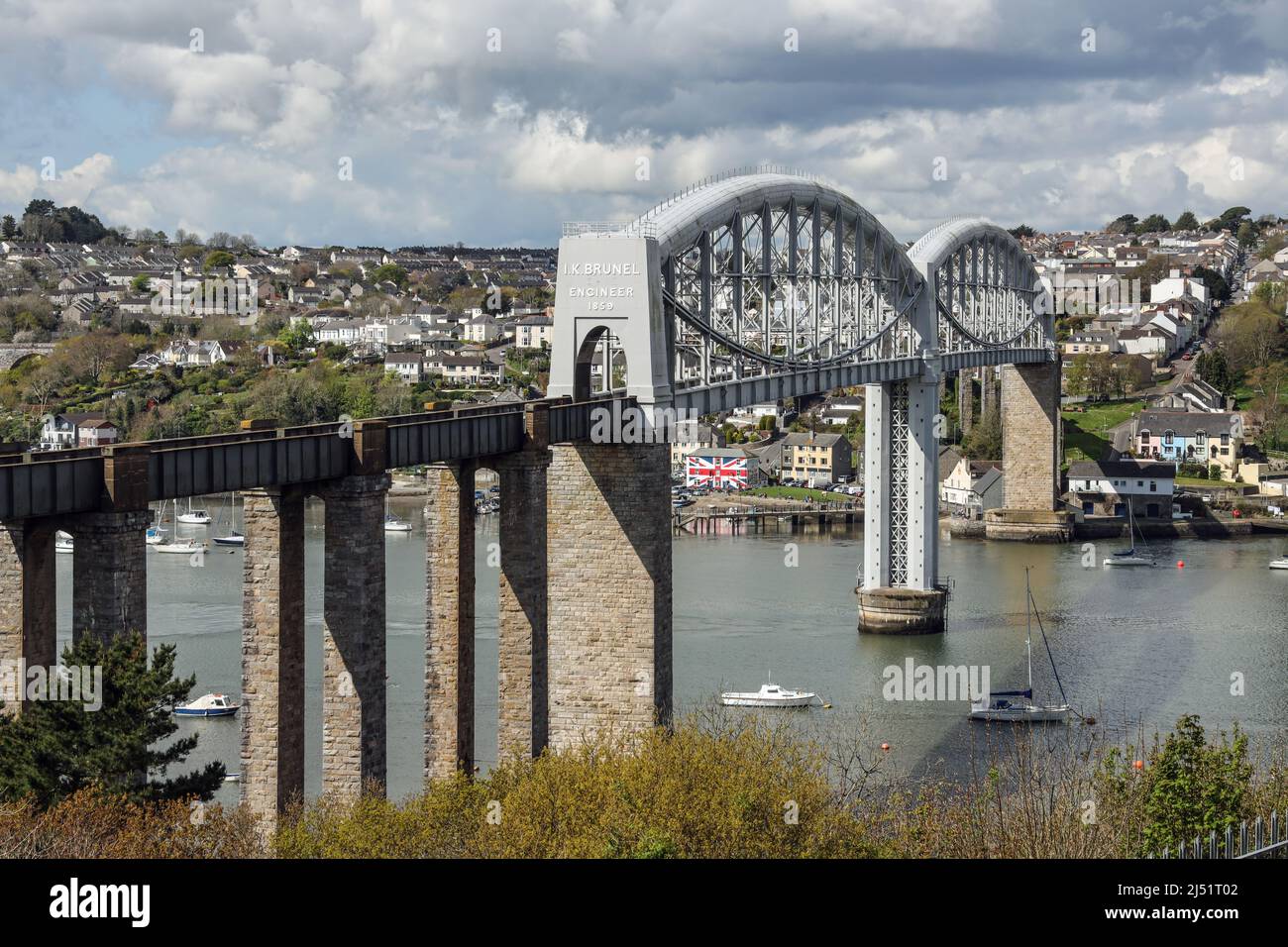 Die Royal Albert Bridge über den Fluss Tamar mit Saltasch als Kulisse. Die Brücke ist eine eingleisige historische Eisenbahnbrücke, die Devon und Cornwa verbindet Stockfoto