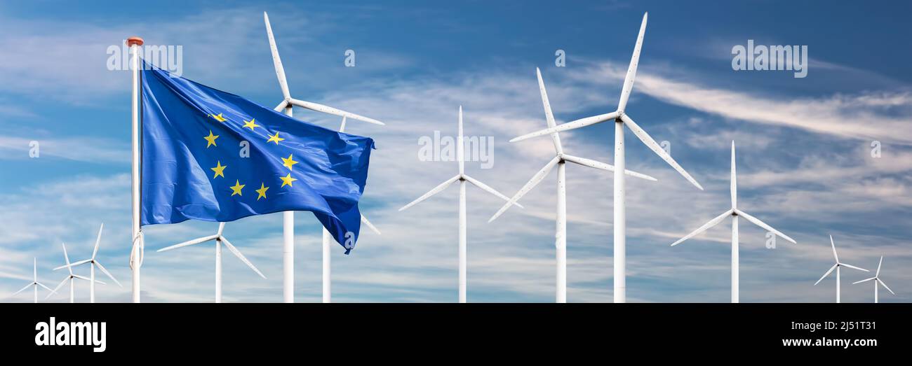 Offizielle Flagge der Europäischen Union vor einem großen Windpark mit Windkraftanlagen Stockfoto