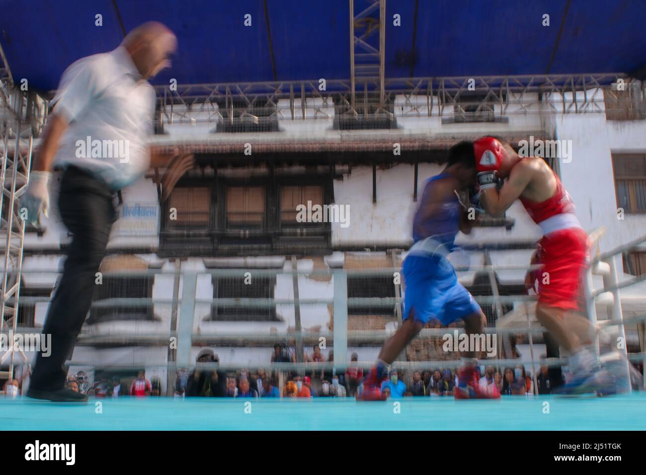 Am 19,2022. April in Kathmandu, Nepal. Die angreifenden Boxer werden während der Ganeshman Singh National Boxing Championship mit langsamer Verschlusszeit auf einem Boxring festgehalten. (Foto von Abhishek Maharjan/Sipa USA) Stockfoto