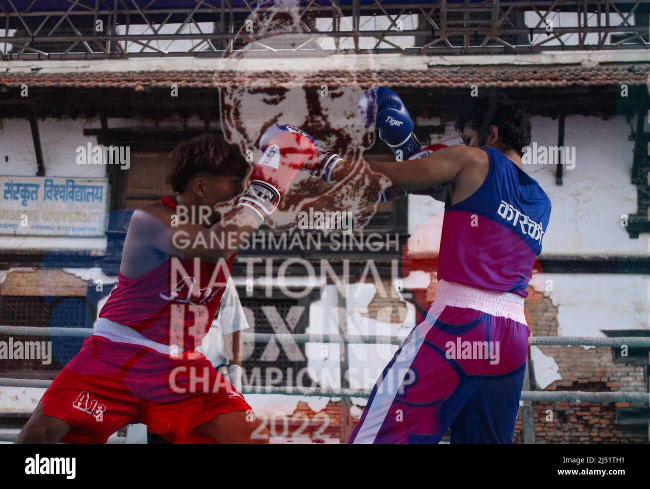 Am 19,2022. April in Kathmandu, Nepal. Die angreifenden Boxer werden  während der Ganeshman Singh National Boxing Championship mit einem  Doppelschuss an der Haltestafel mit dem Namen der Boxmeisterschaft  eingefangen. (Foto von Abhishek