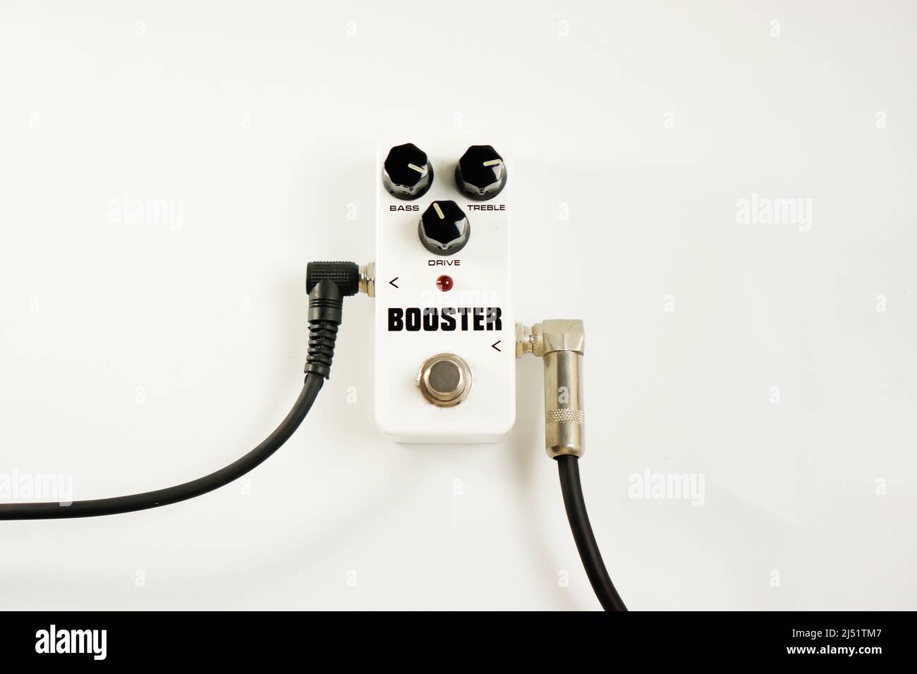 Pedal Effekt Booster Gitarre mit Kabel auf weißem Hintergrund eingesteckt Stockfoto