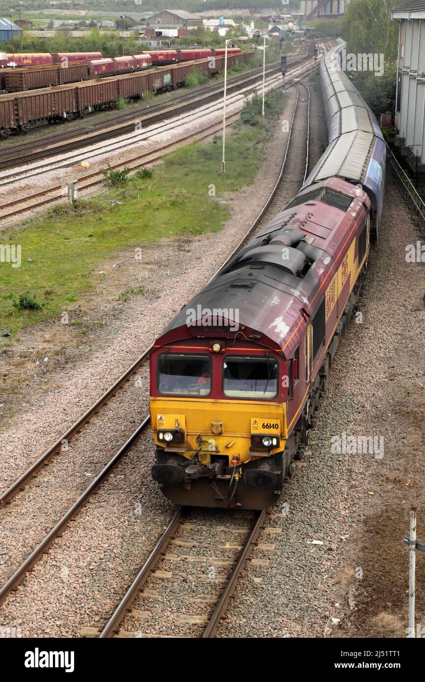 Die DBS-Baureihe 66 Lok 66140 führt am 19./4./22. Den Biomassedienst 1215 Immingham zum Kraftwerk Drax durch Scunthorpe. Stockfoto