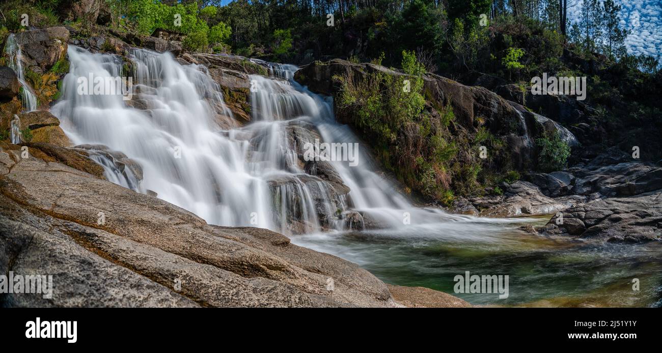 Blick auf die Cascata Fecha de Barjas Wasserfälle im Peneda-Geres Nationalpark in Portugal Stockfoto