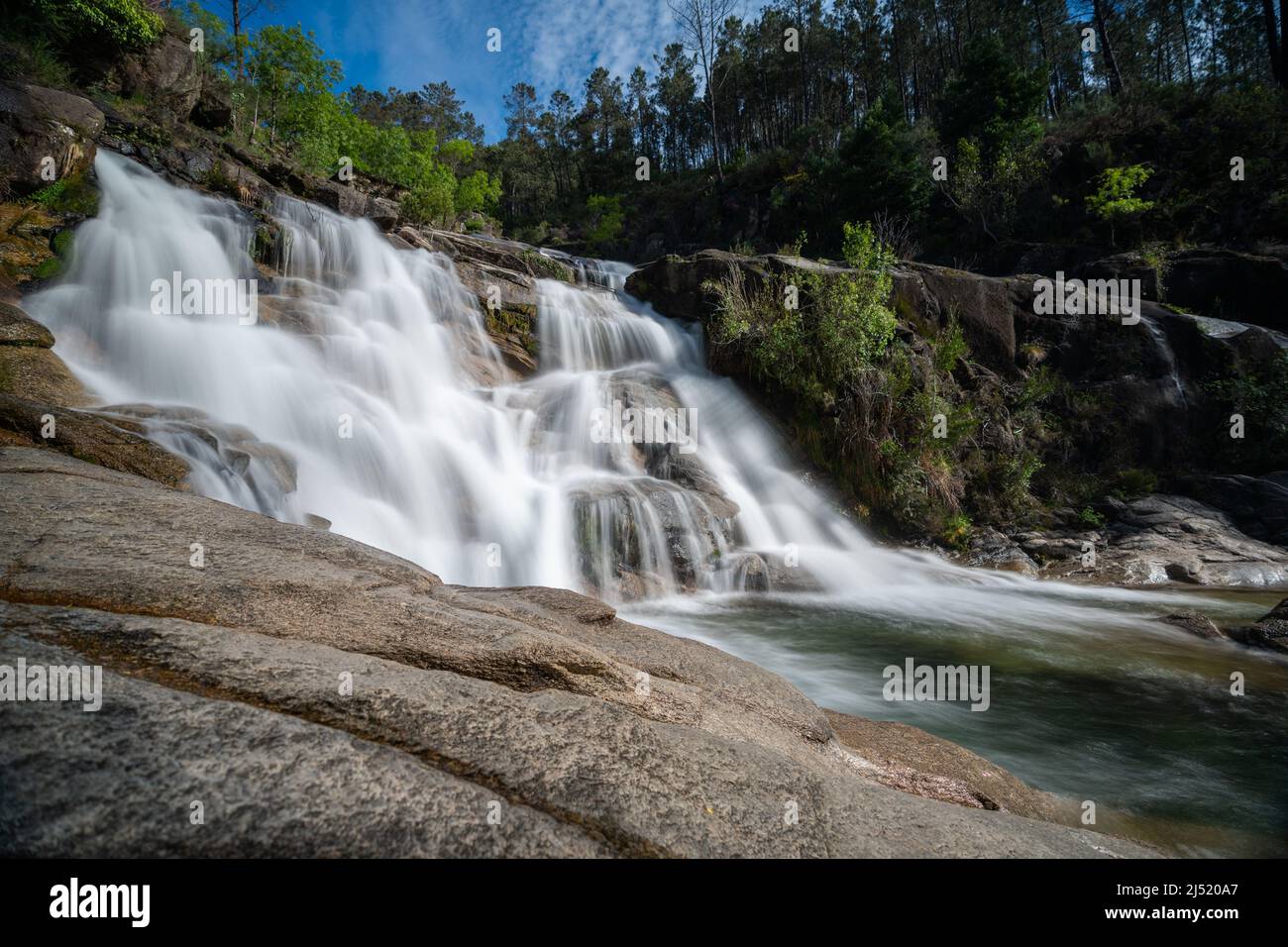 Blick auf die Cascata Fecha de Barjas Wasserfälle im Peneda-Geres Nationalpark in Portugal Stockfoto
