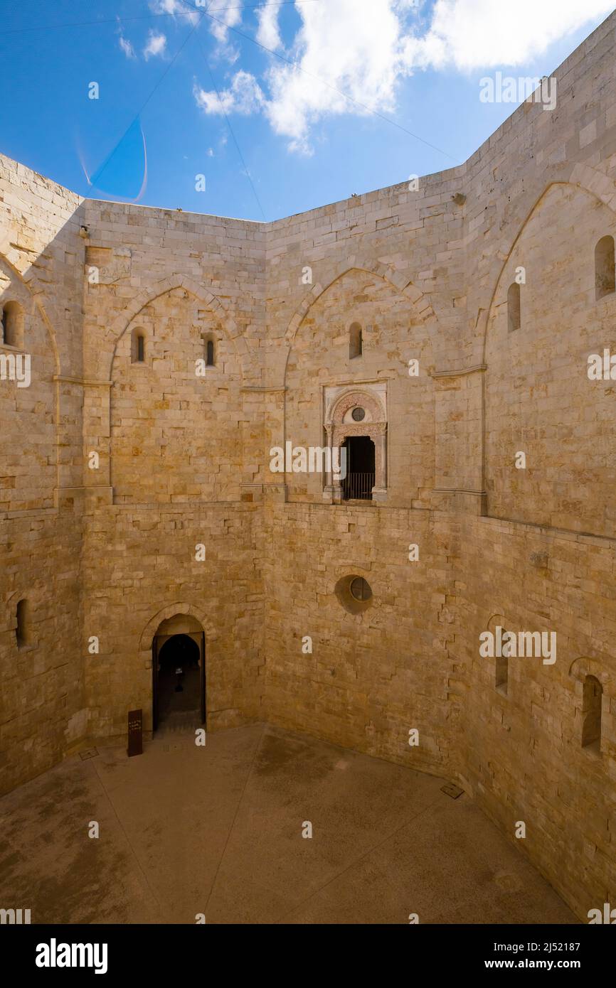 Castel del Monte liegt auf einem Hügel in der Region Apulien. Südöstlich von Italien. Stockfoto