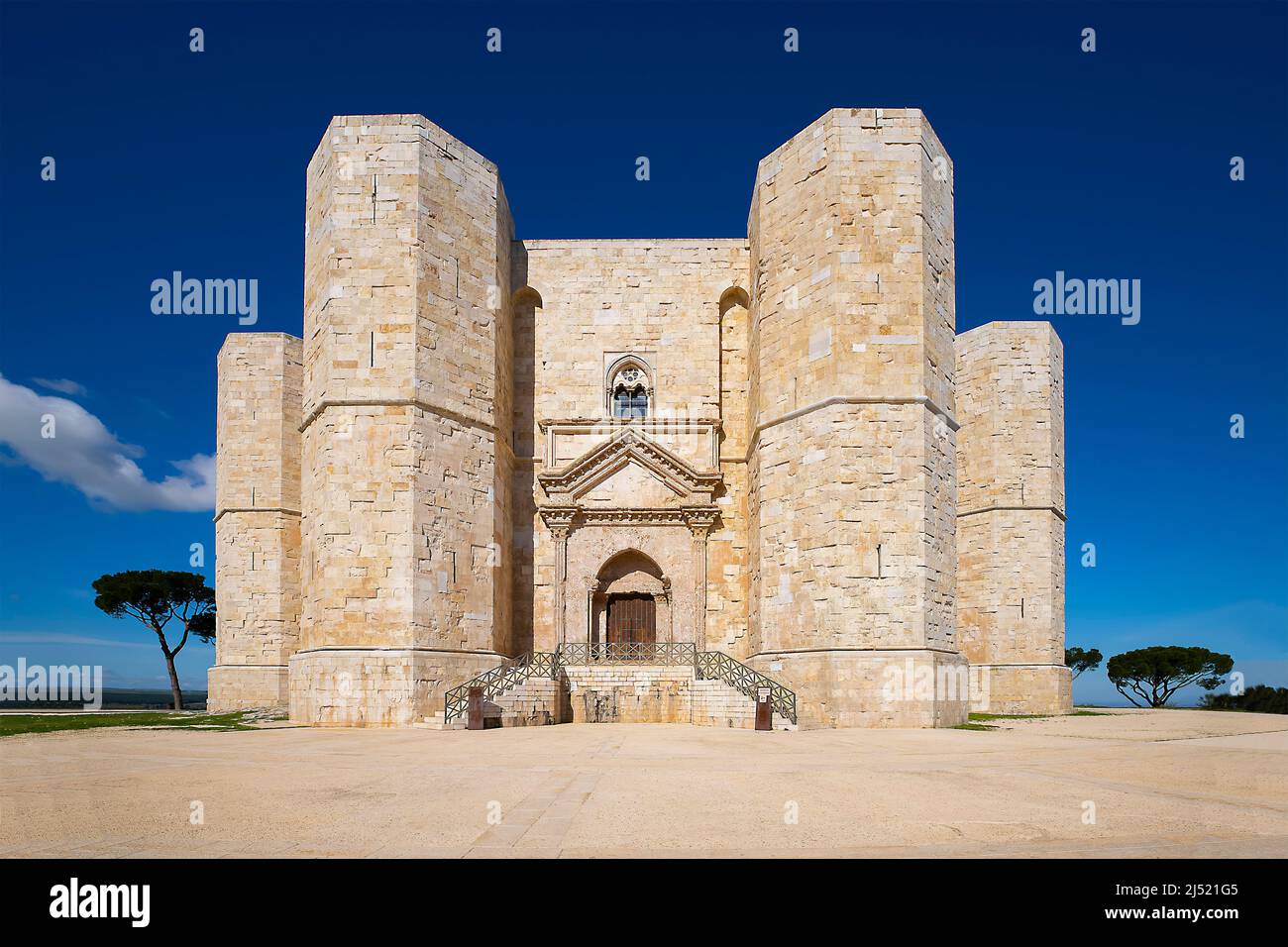 Castel del Monte liegt auf einem Hügel in der Region Apulien. Südöstlich von Italien. Stockfoto