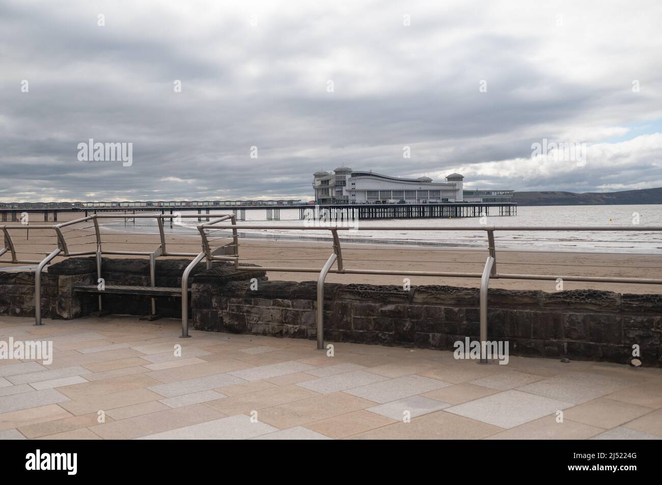 western Super Mare Pier an bewölktem Tag Stockfoto