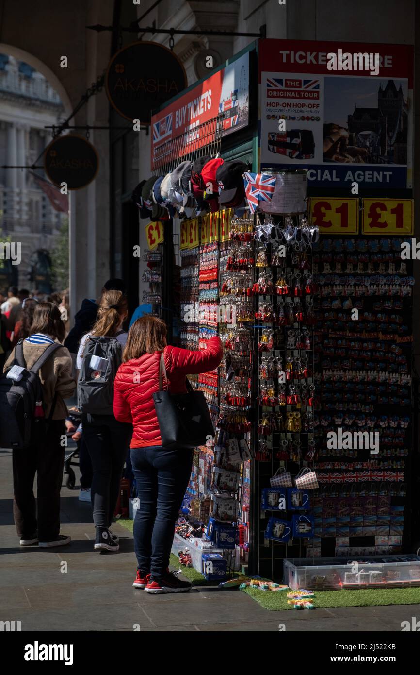 Eine Frau, die sich den Touristenstand in London, England, ansieht. Stockfoto