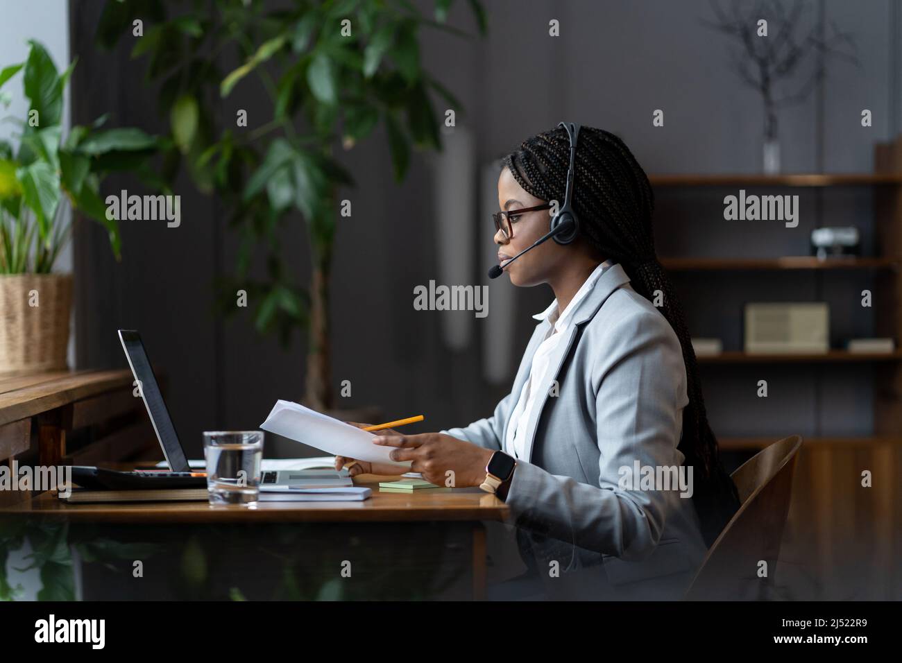 Selbstbewusste, selbstständige schwarze Geschäftsfrau, die während des Mutterschaftsurlaubs von zu Hause aus Geschäfte führt Stockfoto